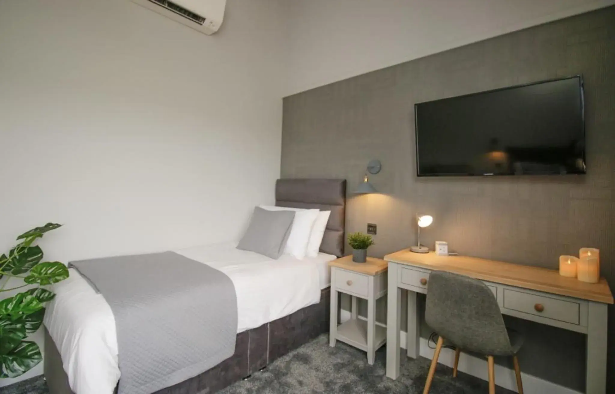 Deluxe Twin Room in The Kings Arms, Colchester A120 Deluxe Twin Room in The Kings Arms, Colchester A120