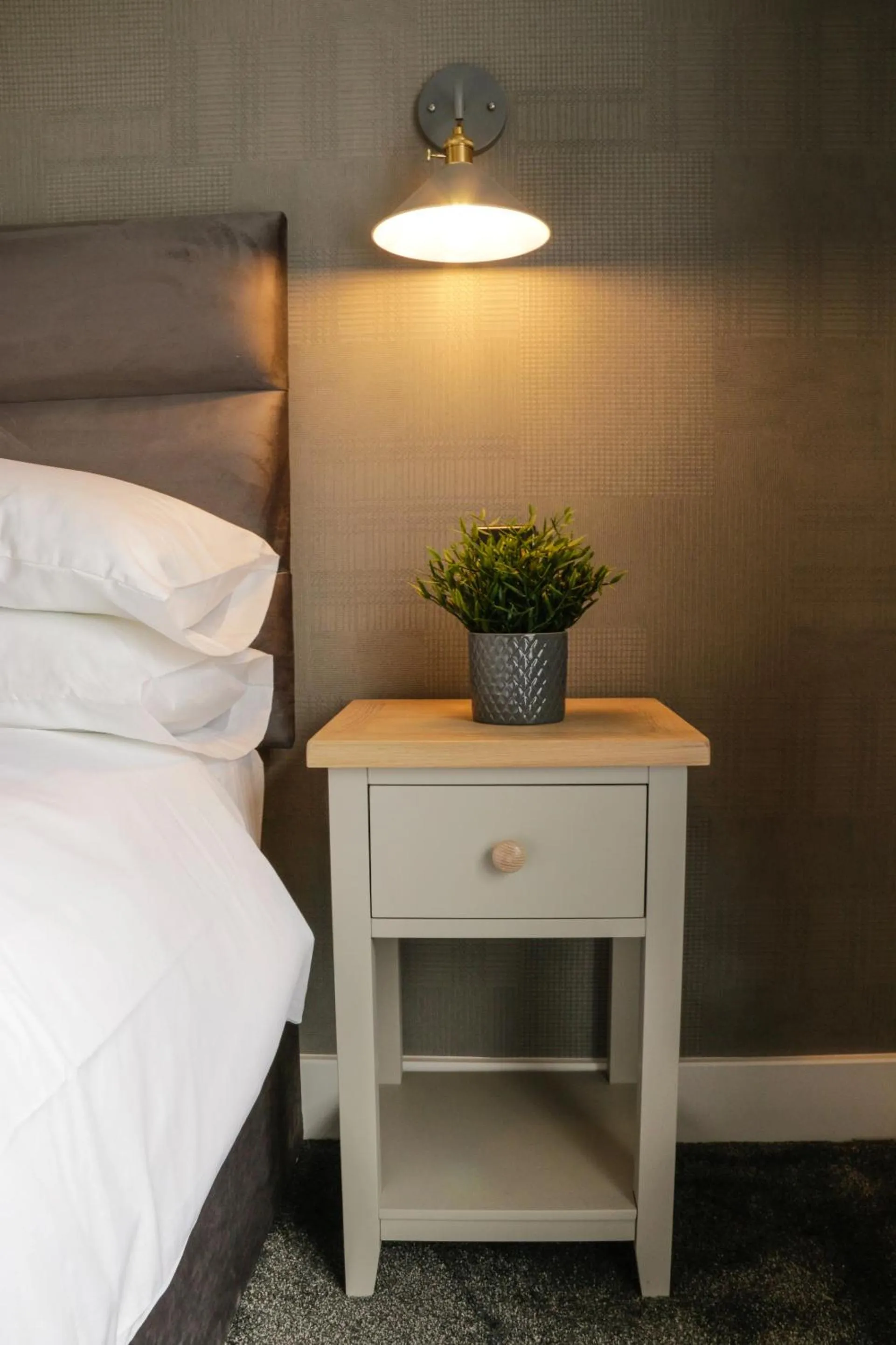 Bedroom, Bed in The Kings Arms, Colchester A120