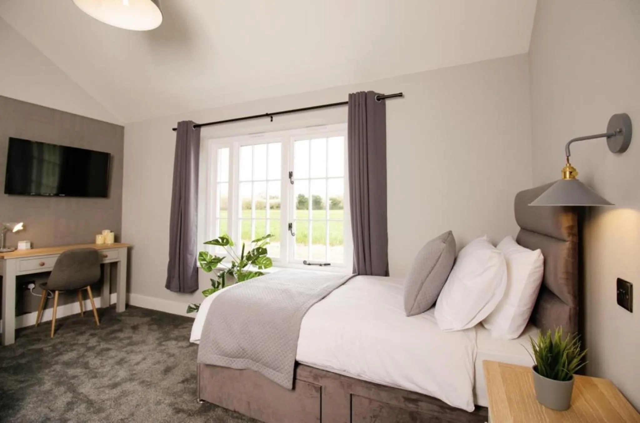 Bedroom, Bed in The Kings Arms, Colchester A120