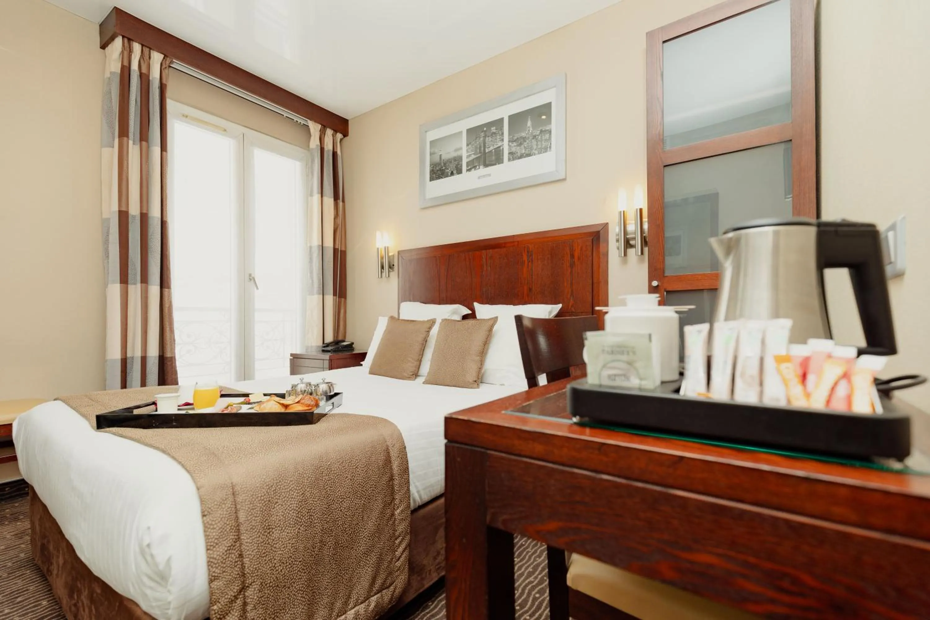 Bedroom, Bed in Grand Hotel Francais