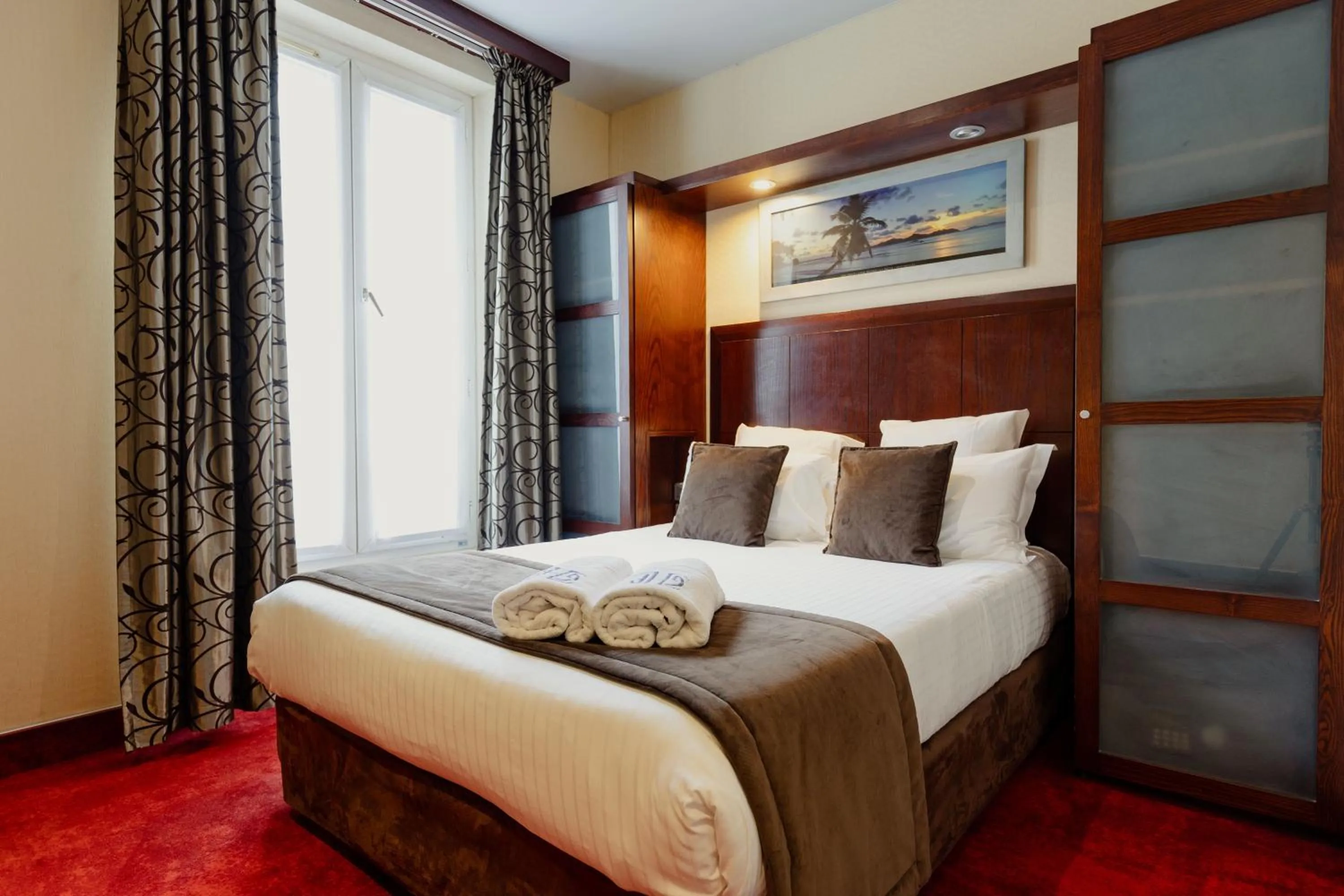 Bedroom, Bed in Grand Hotel Francais