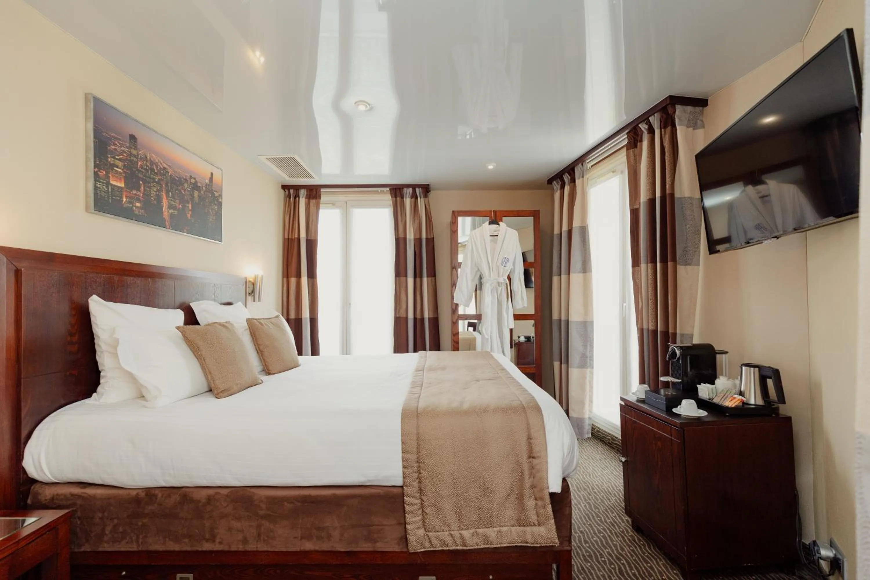 Bedroom, Bed in Grand Hotel Francais