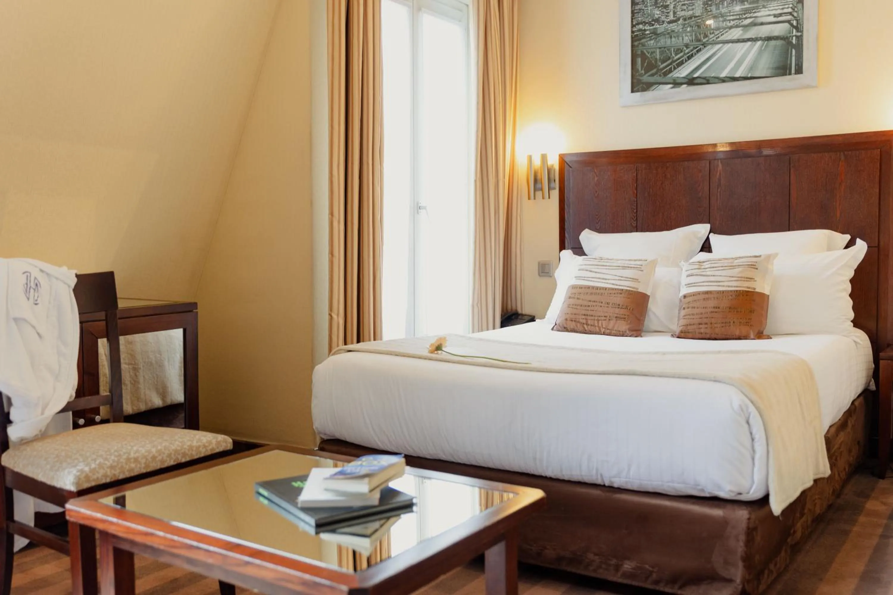 Bedroom, Bed in Grand Hotel Francais