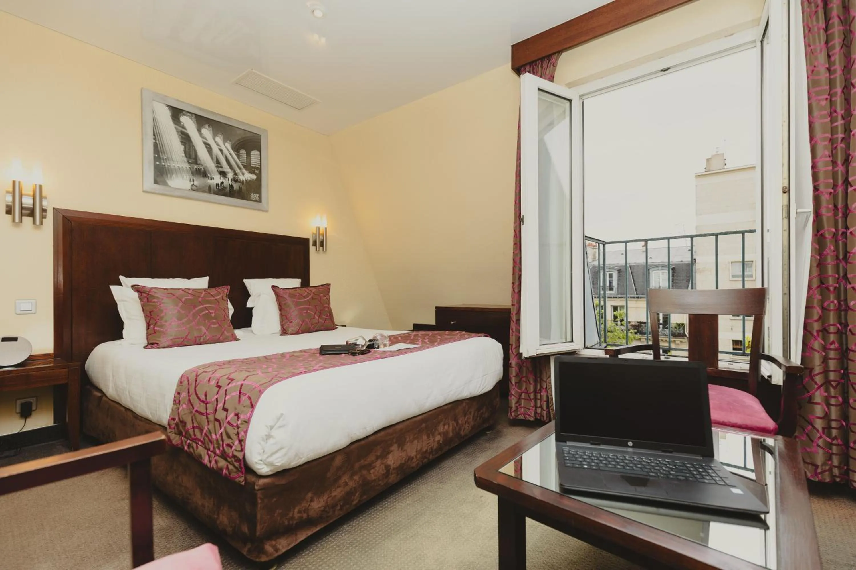 Bedroom, Bed in Grand Hotel Francais