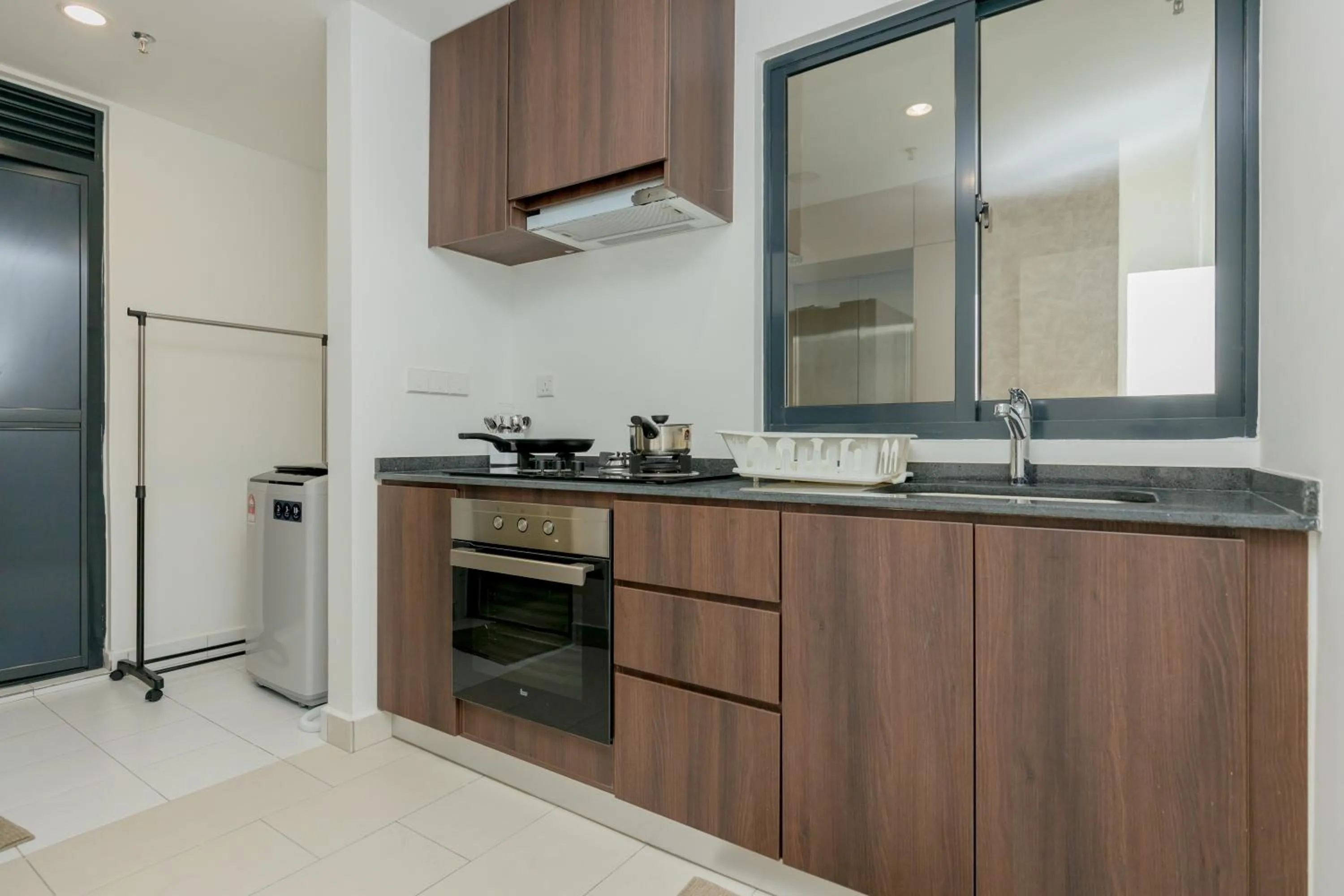 Kitchen or kitchenette in The Landmark Condo, by Sanguine
