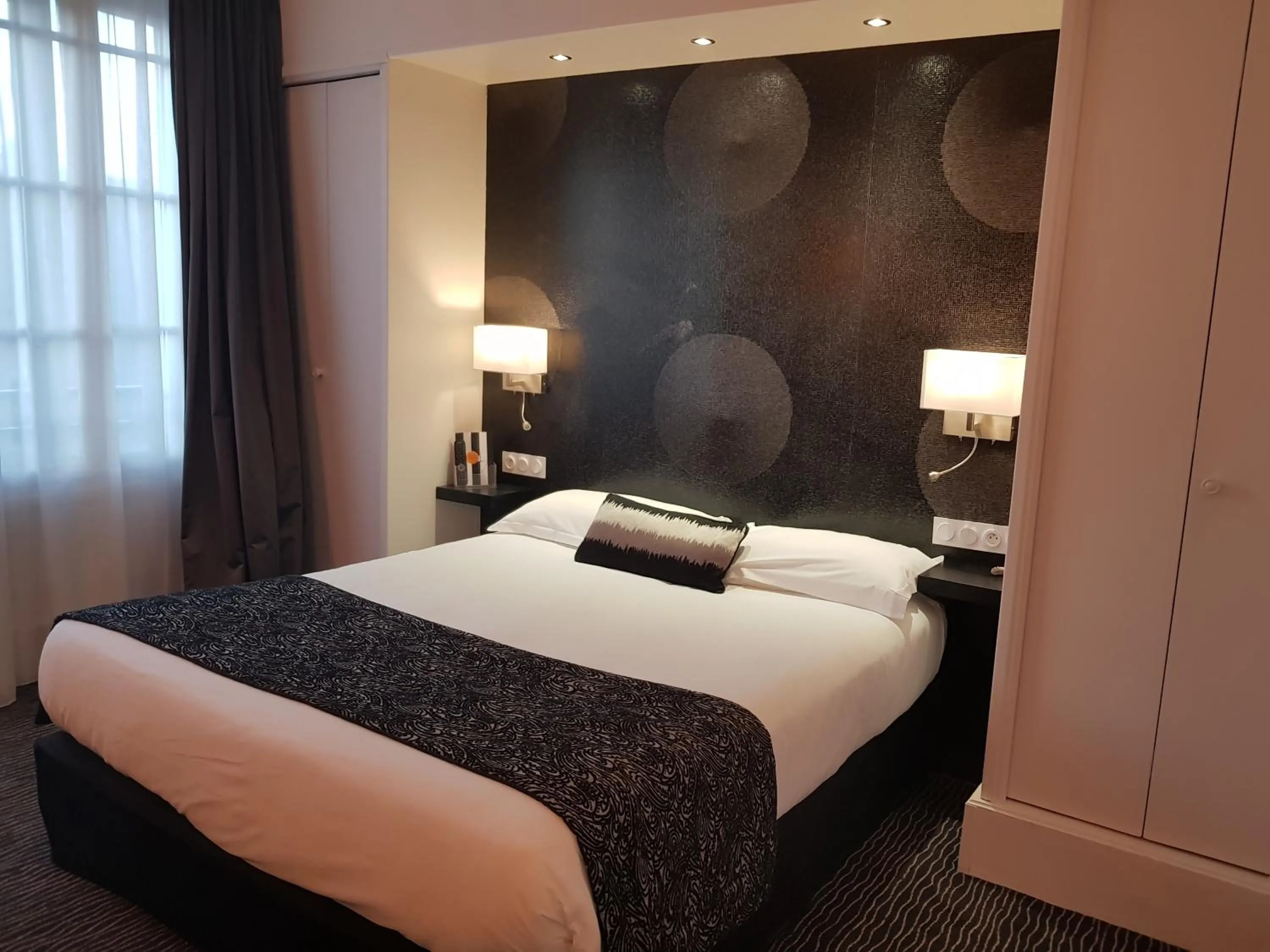 Photo of the whole room in Hôtel Raymond 4 Toulouse