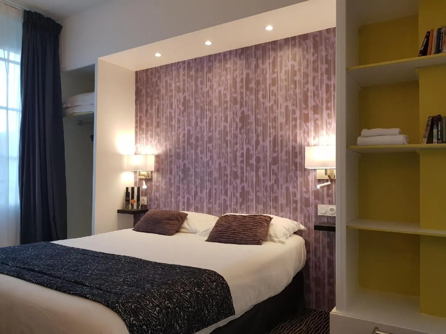 Bed in Hôtel Raymond 4 Toulouse