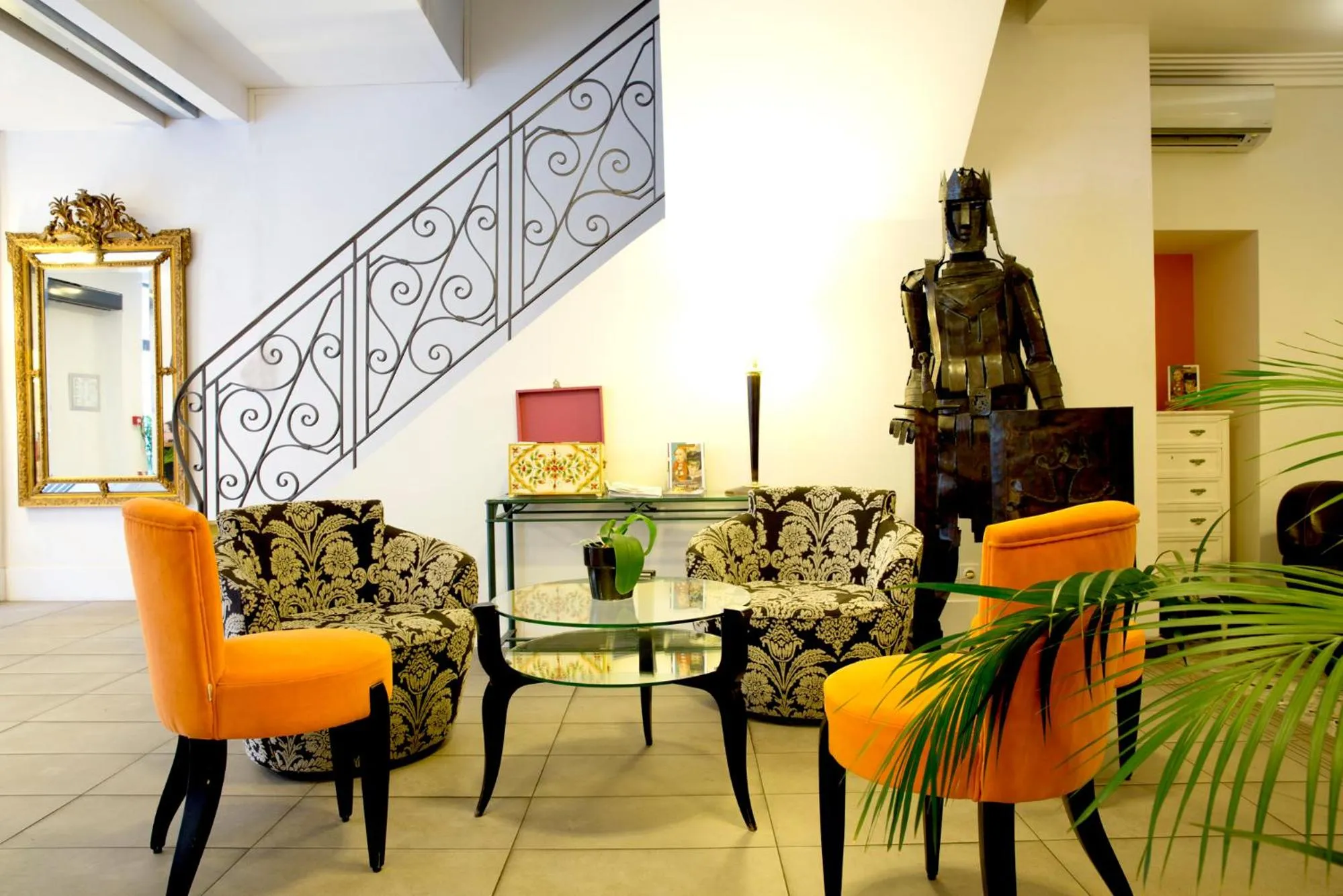 Lounge or bar in Hôtel Raymond 4 Toulouse