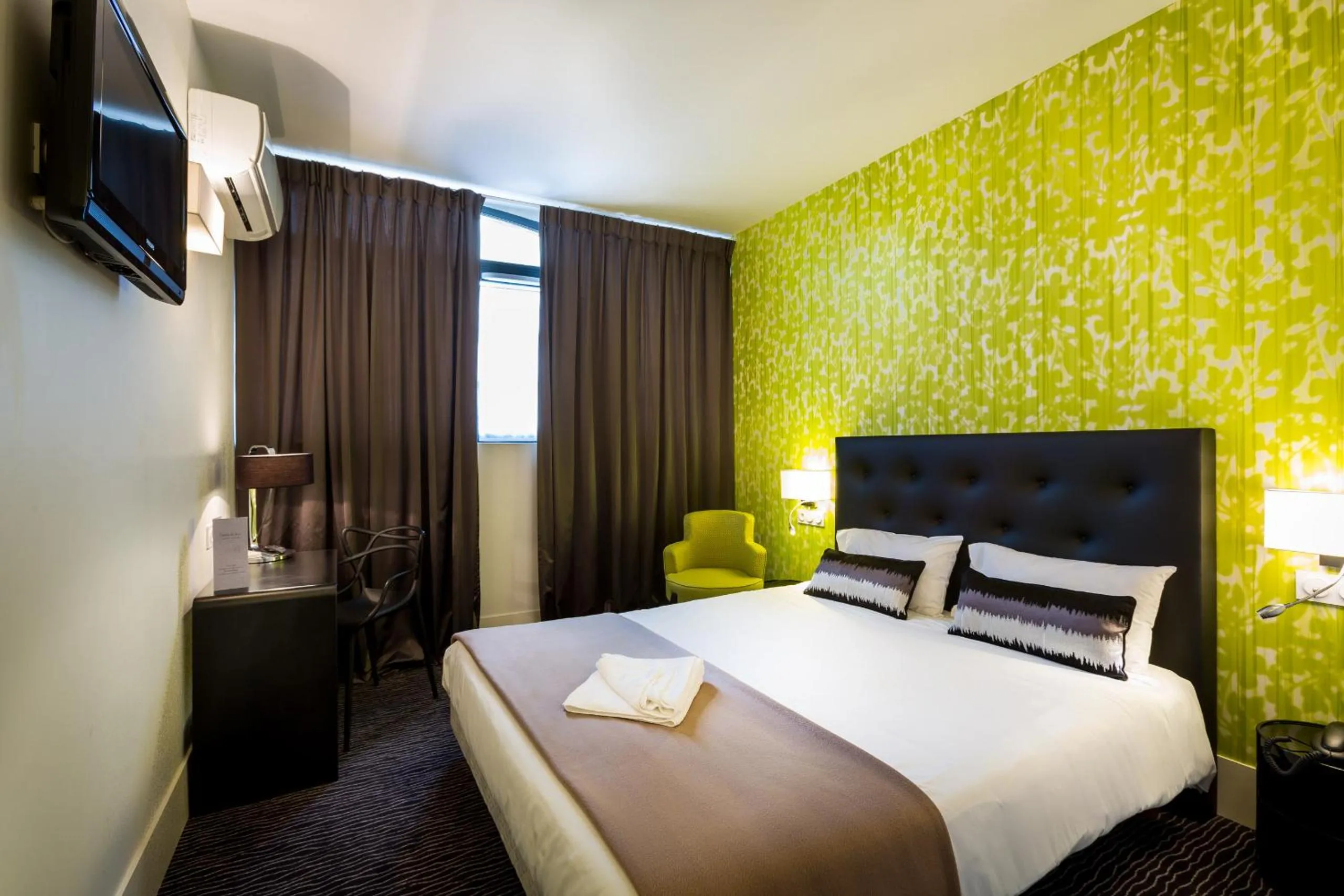 Photo of the whole room in Hôtel Raymond 4 Toulouse