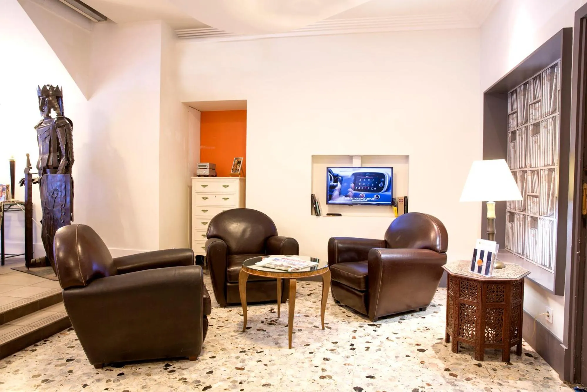 Communal lounge/ TV room in Hôtel Raymond 4 Toulouse