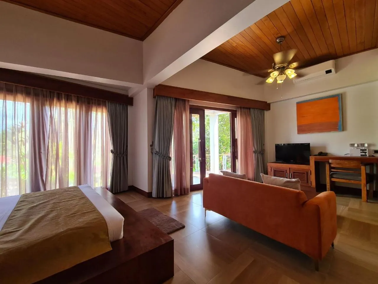 Property building, Bed in Mayura Hill Resort