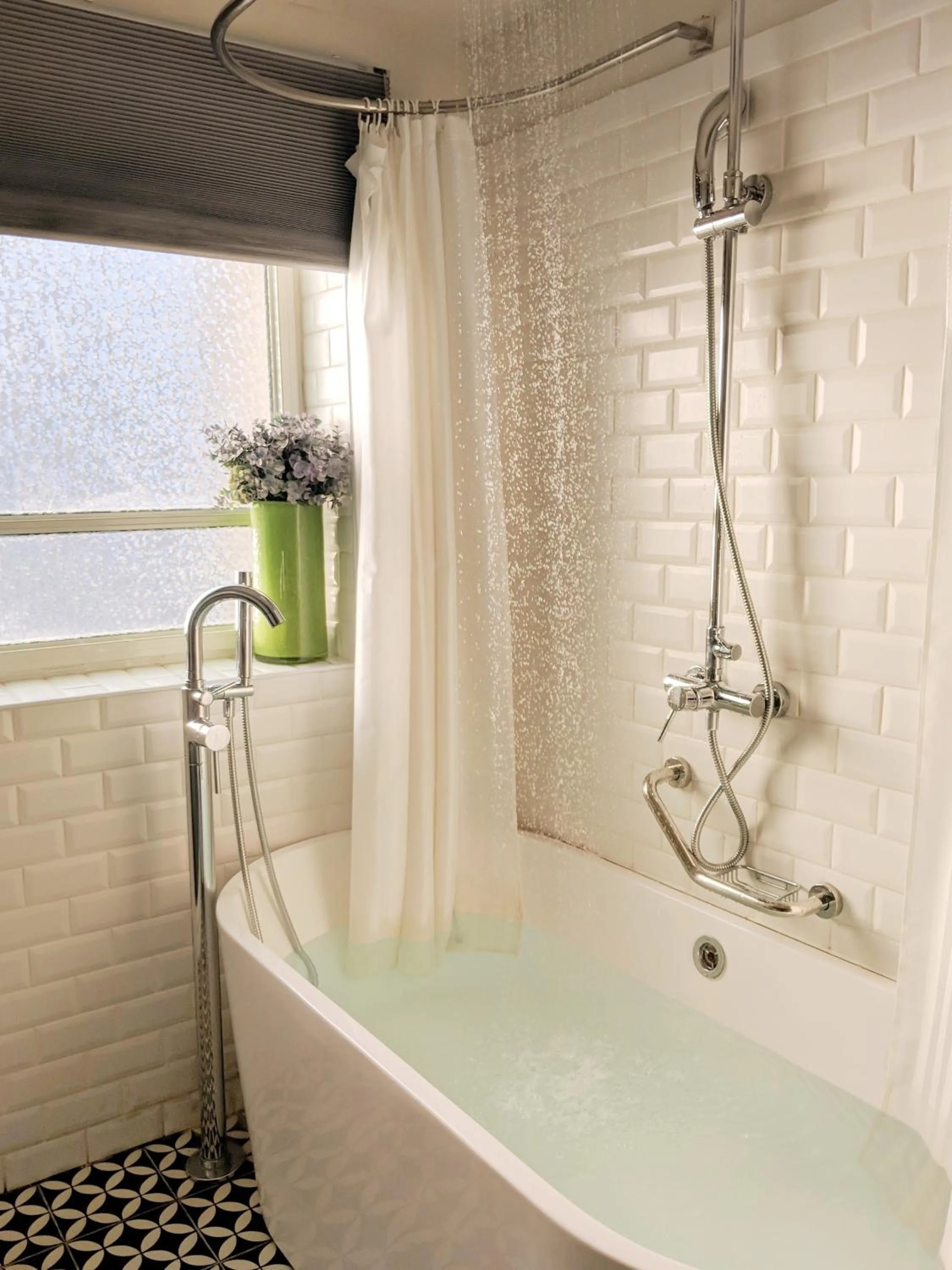 Bathroom in Jacob Shenkin Hotel