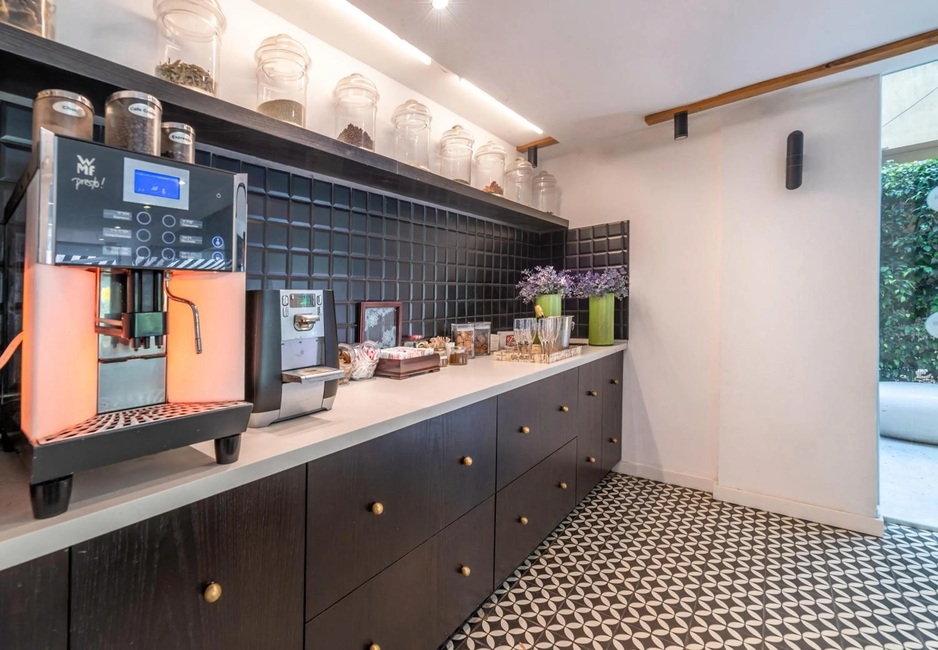 Coffee/tea facilities in Jacob Shenkin Hotel