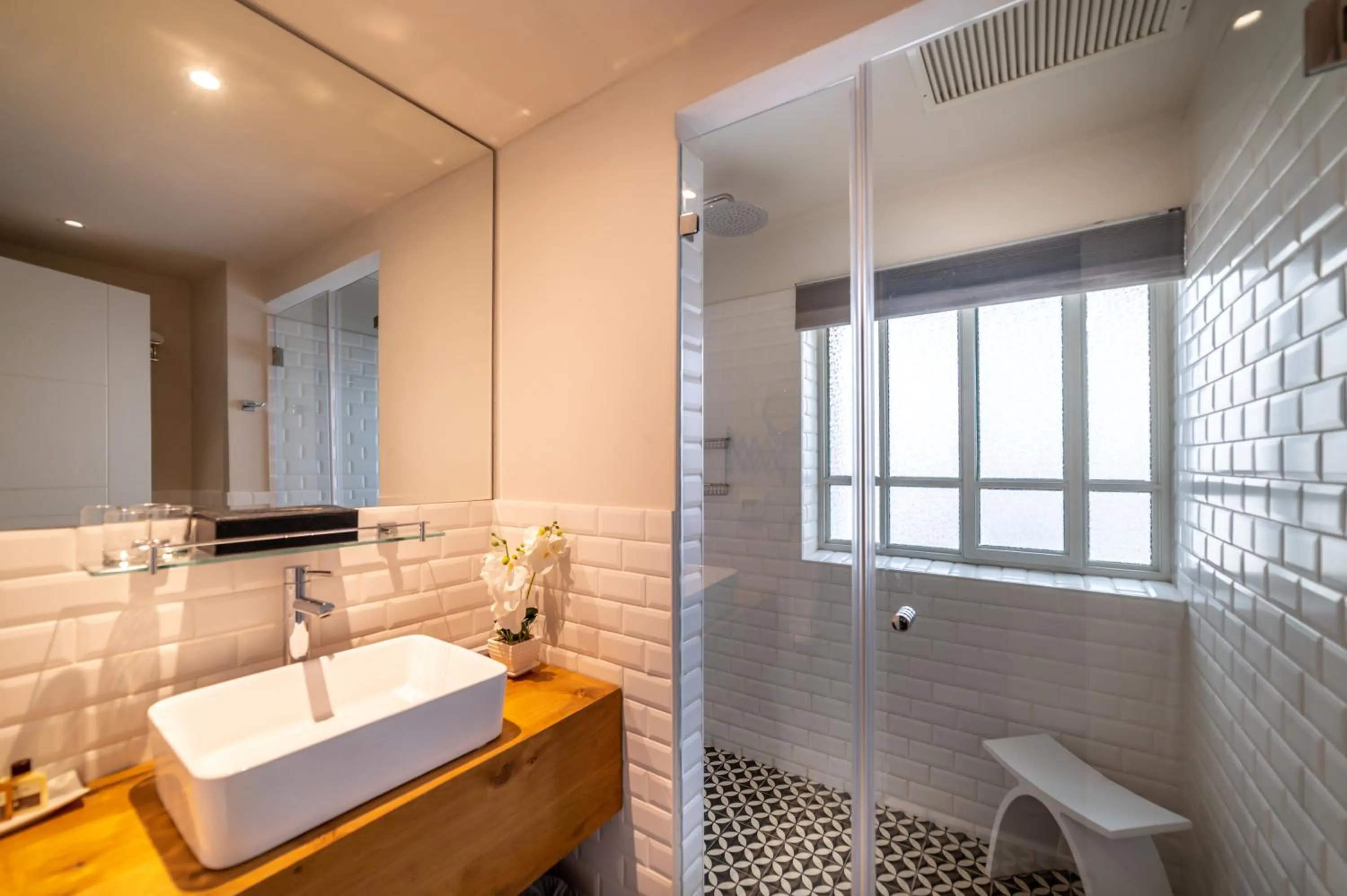 Bathroom in Jacob Shenkin Hotel