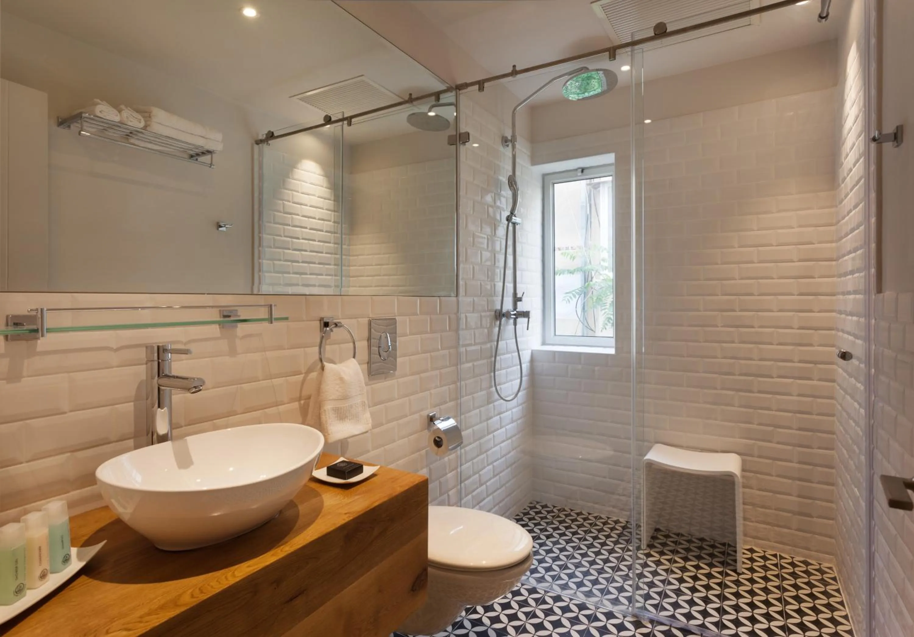 Bathroom in Jacob Shenkin Hotel