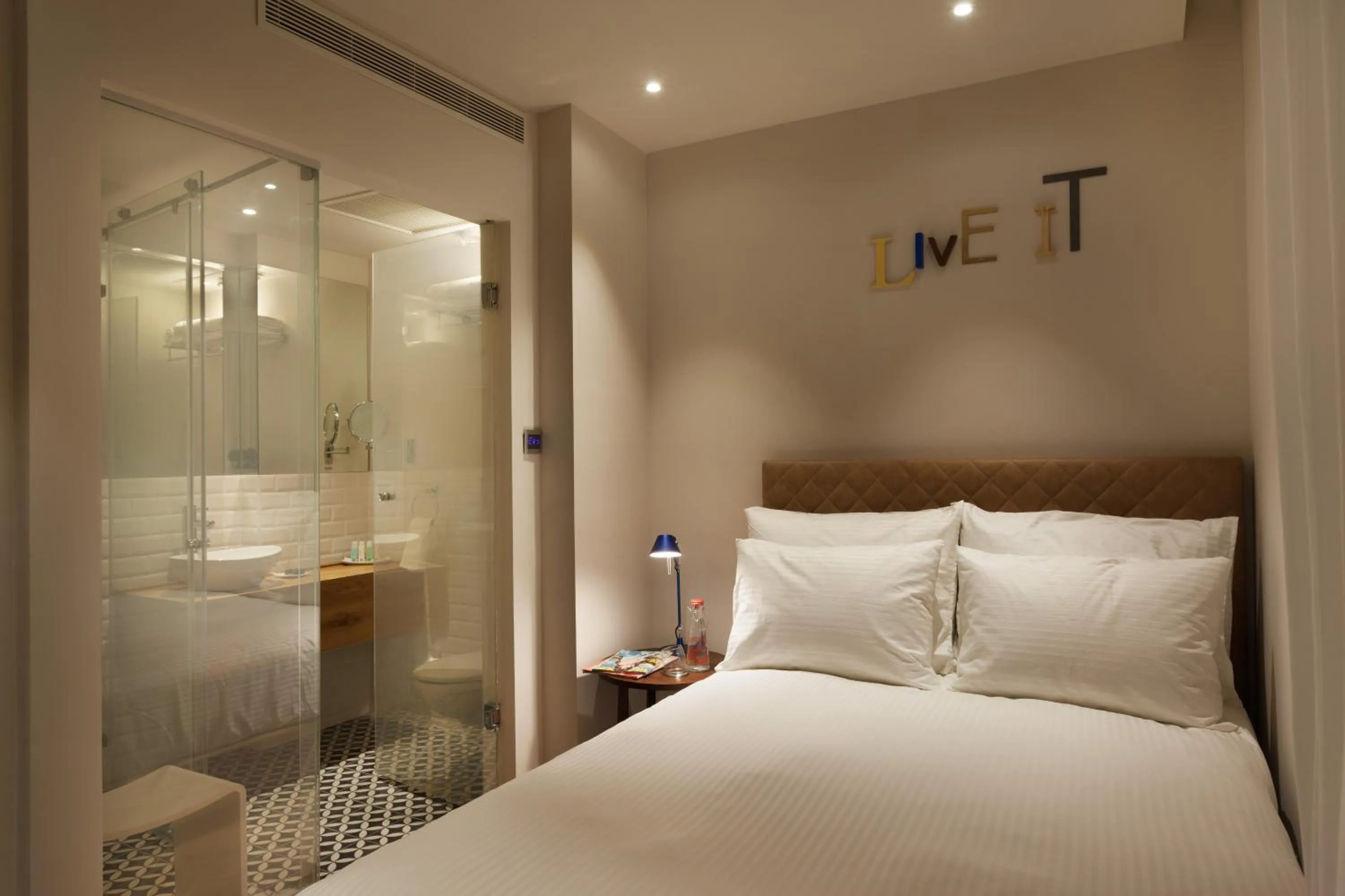 Bathroom, Bed in Jacob Shenkin Hotel