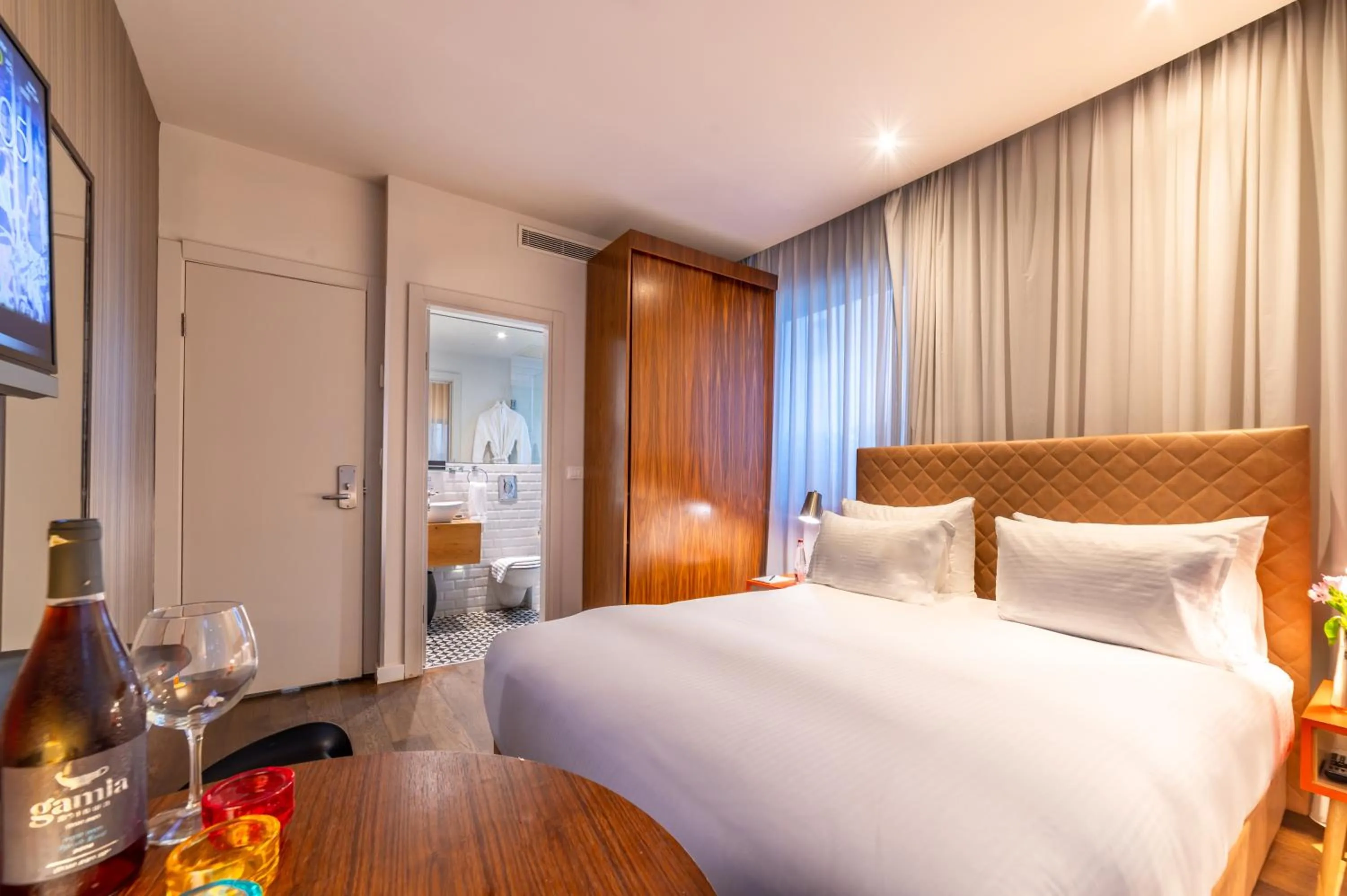 Photo of the whole room, Bed in Jacob Shenkin Hotel