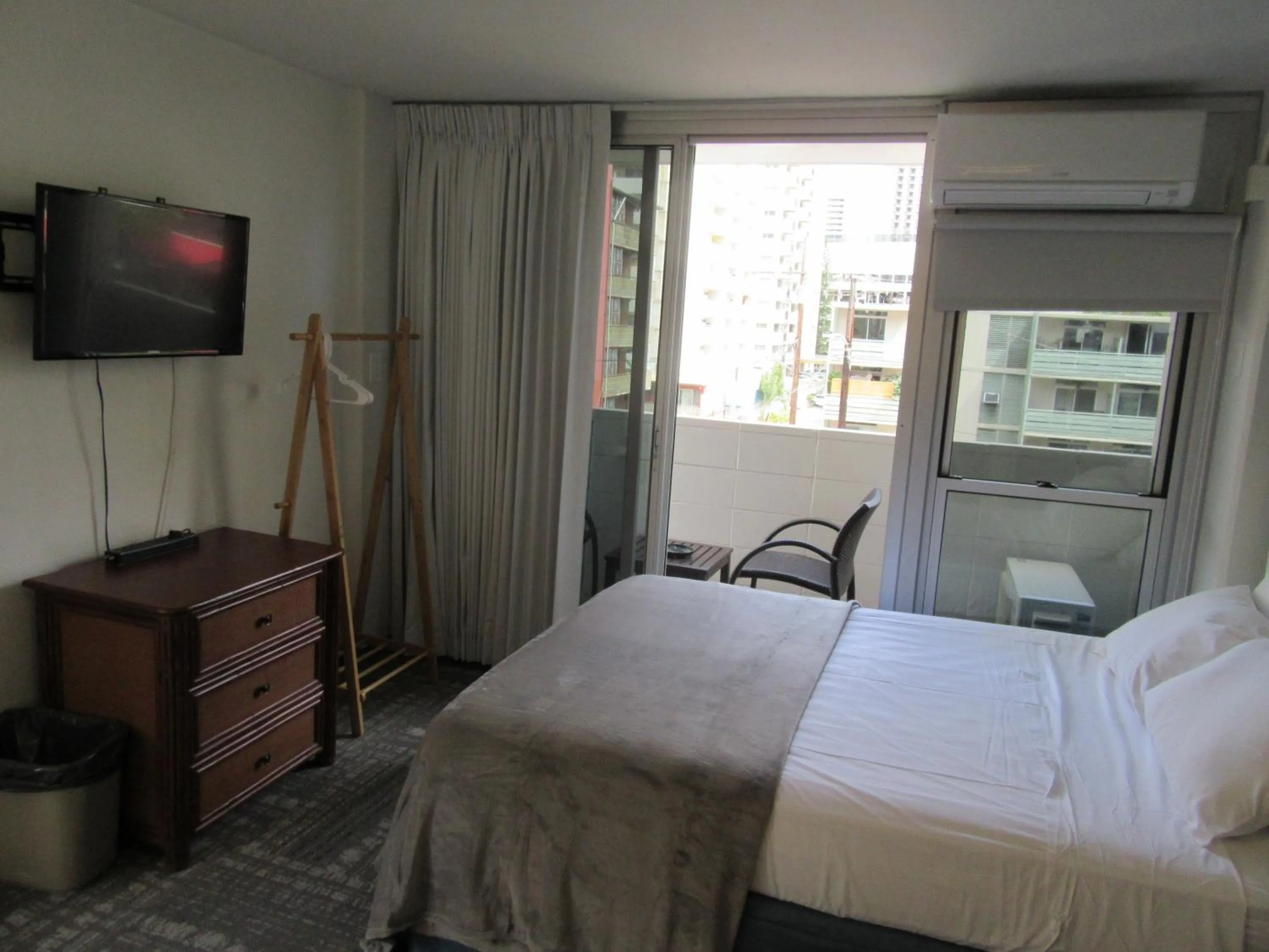 Bed in Waikiki Central Hotel - No Resort Fees