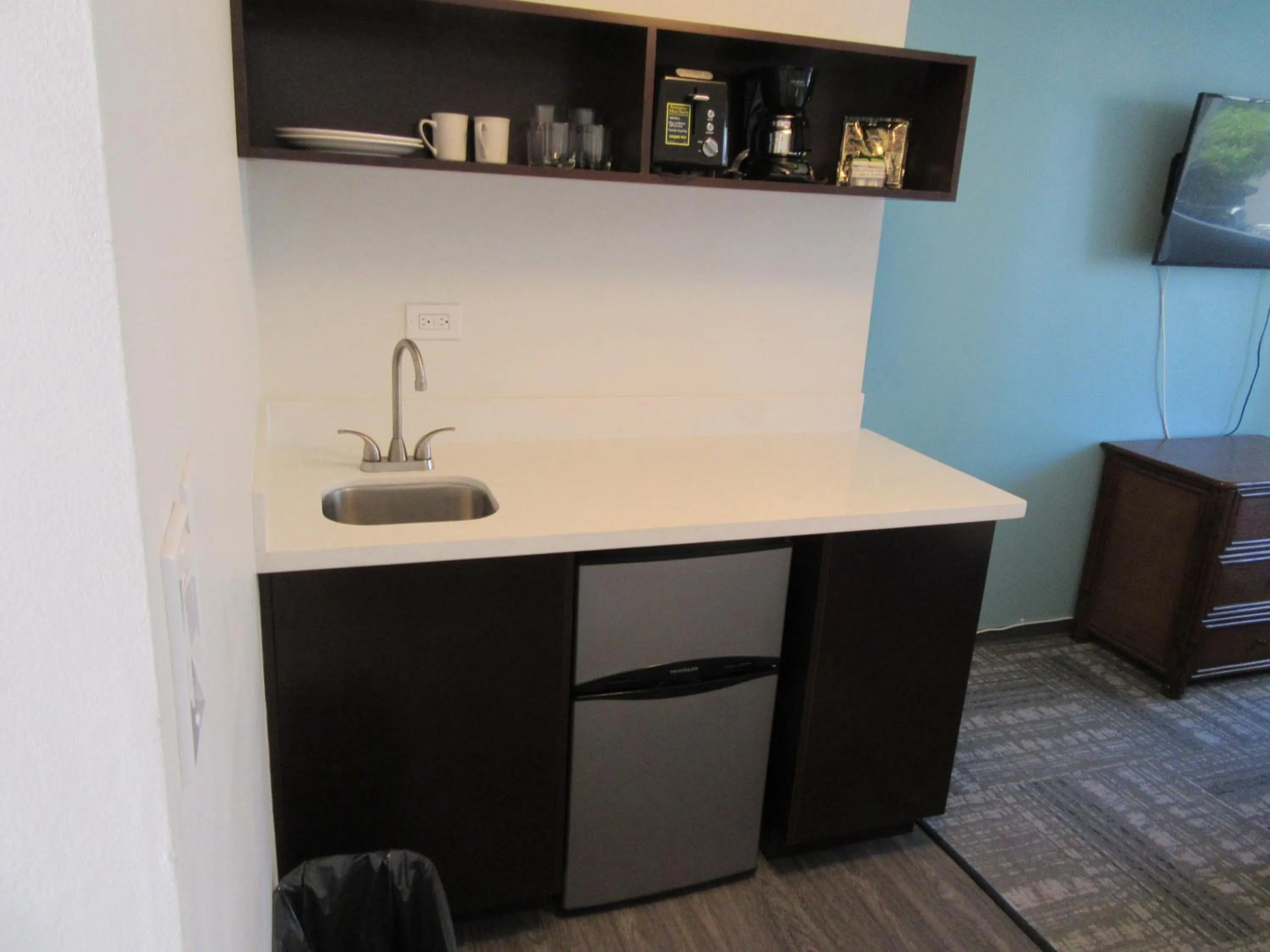 Waikiki Central Hotel - No Resort Fees