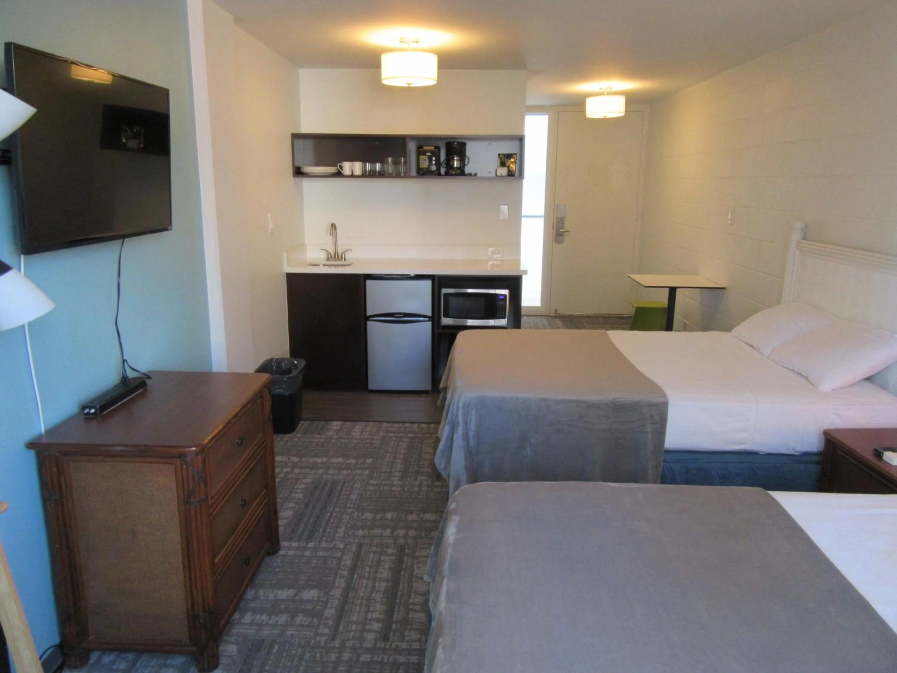 Bed in Waikiki Central Hotel - No Resort Fees