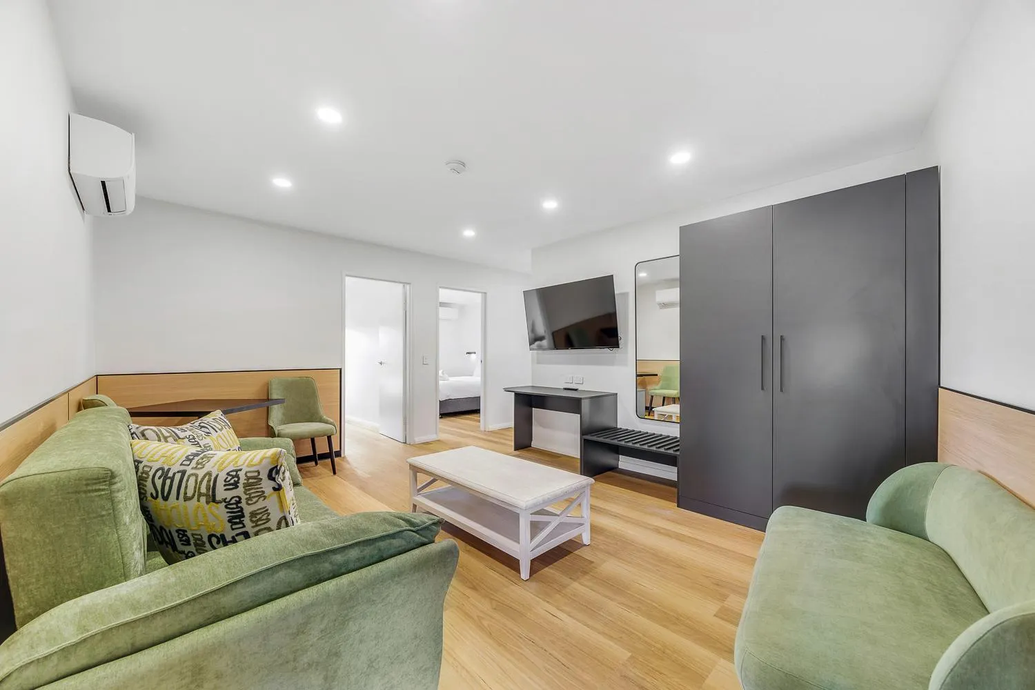 Bed in Parkview Motor Inn