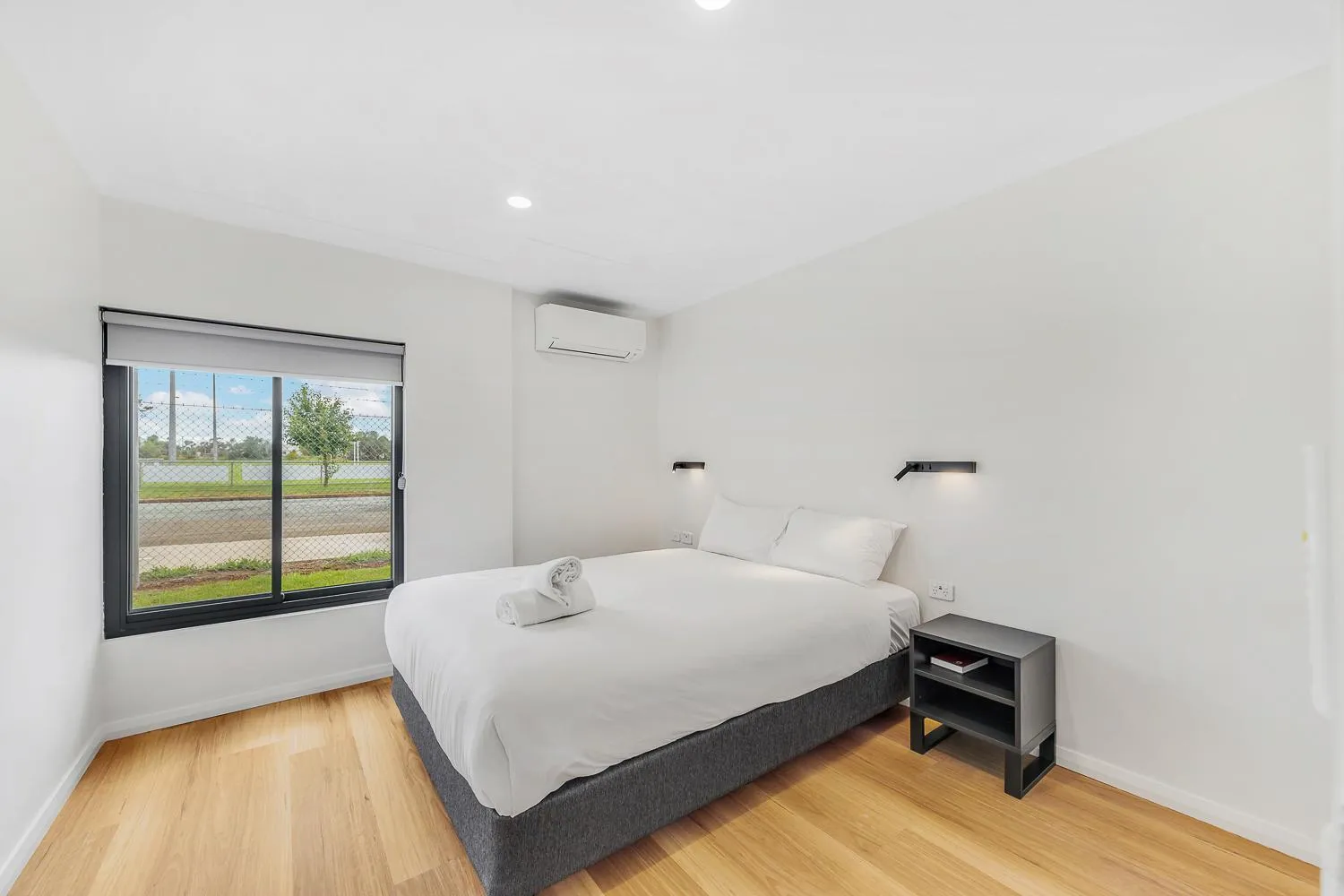 Bed in Parkview Motor Inn