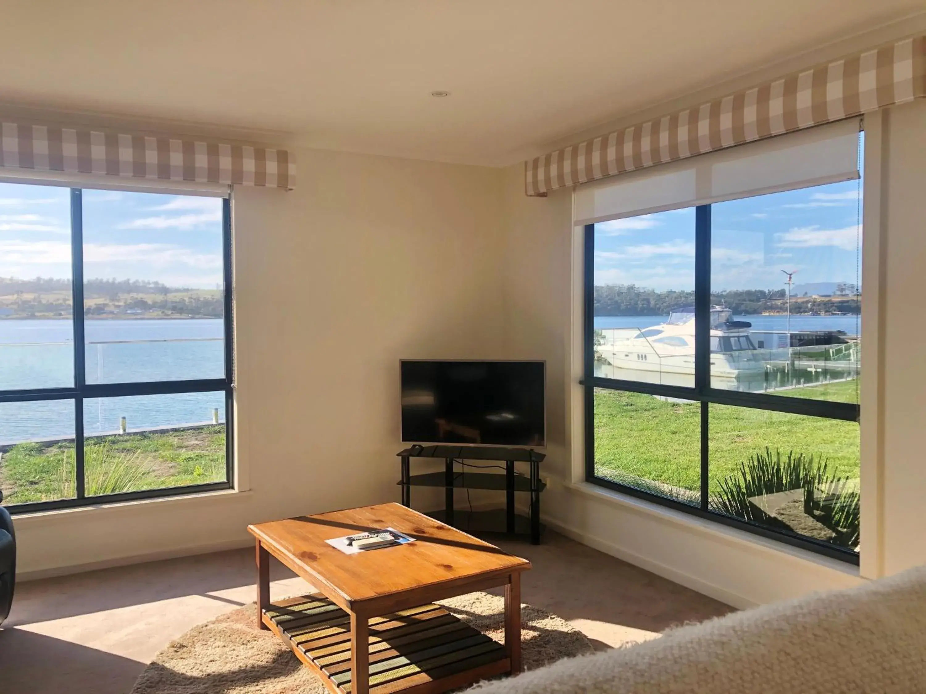 Maria Villa 1 - Waterfront in Eastcoaster Tasmania Maria Villa 1 - Waterfront in Eastcoaster Tasmania