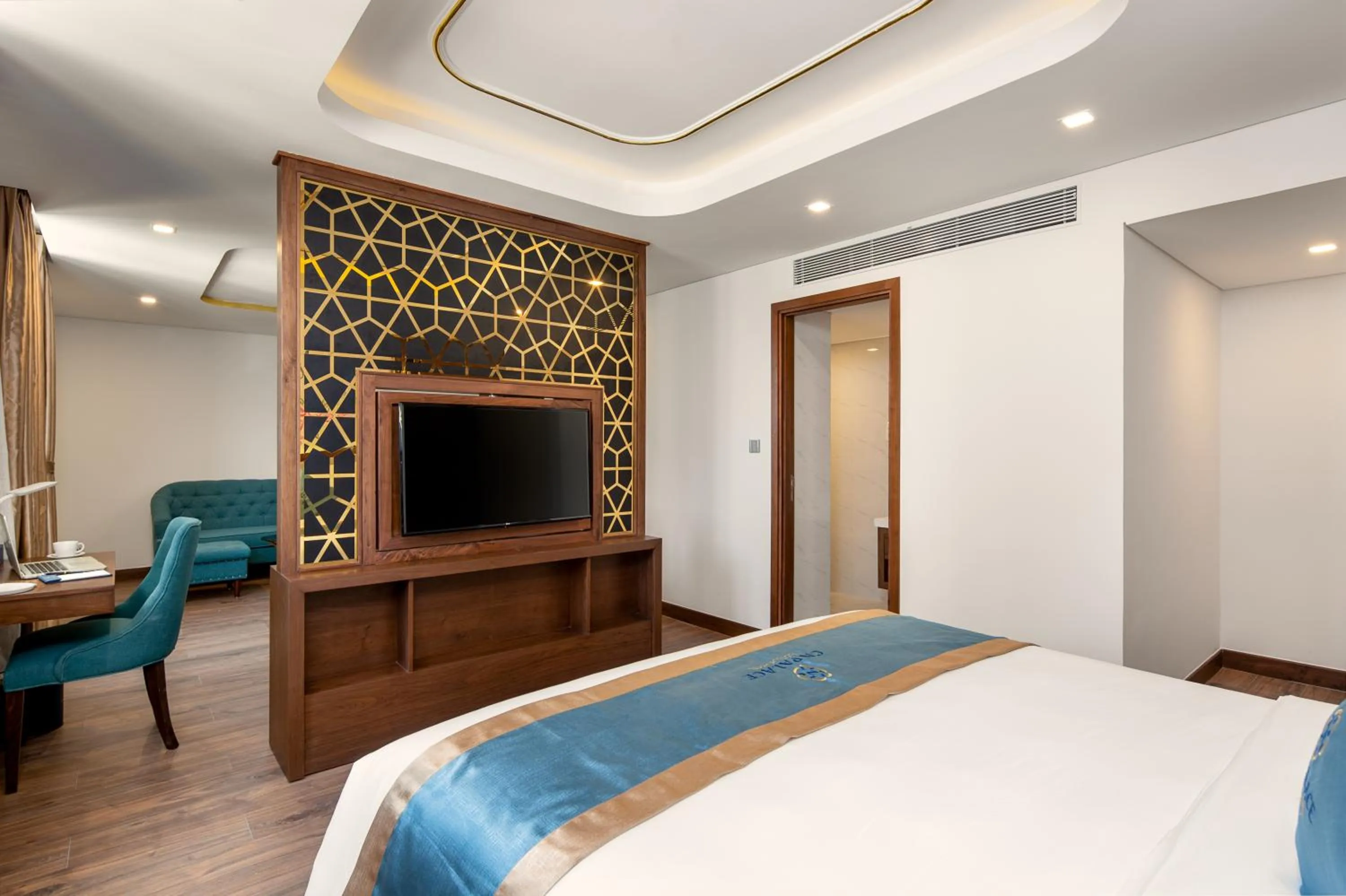 Bed in CN Palace Boutique Hotel & Spa