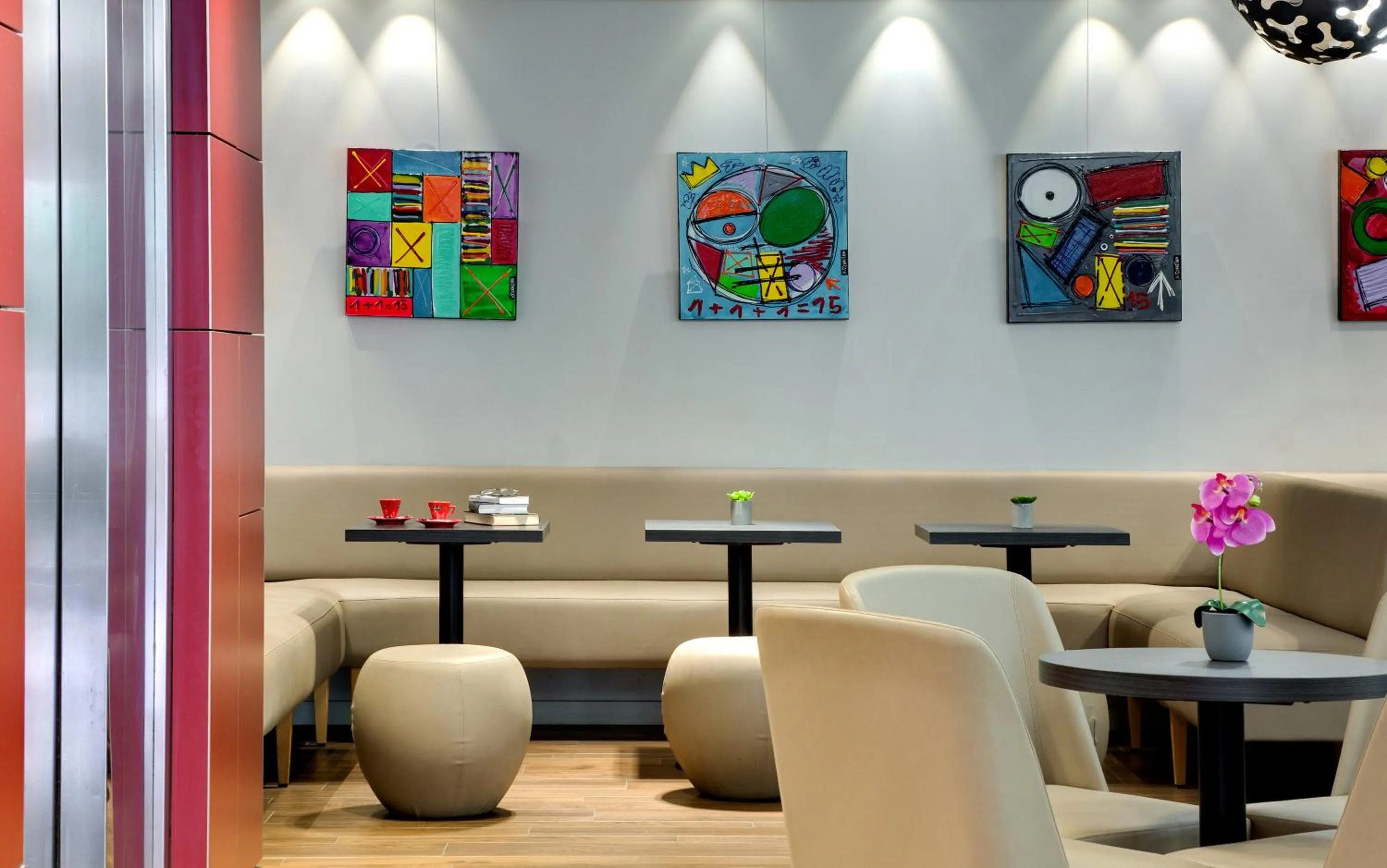 Communal lounge/ TV room in Hôtel Beau Site