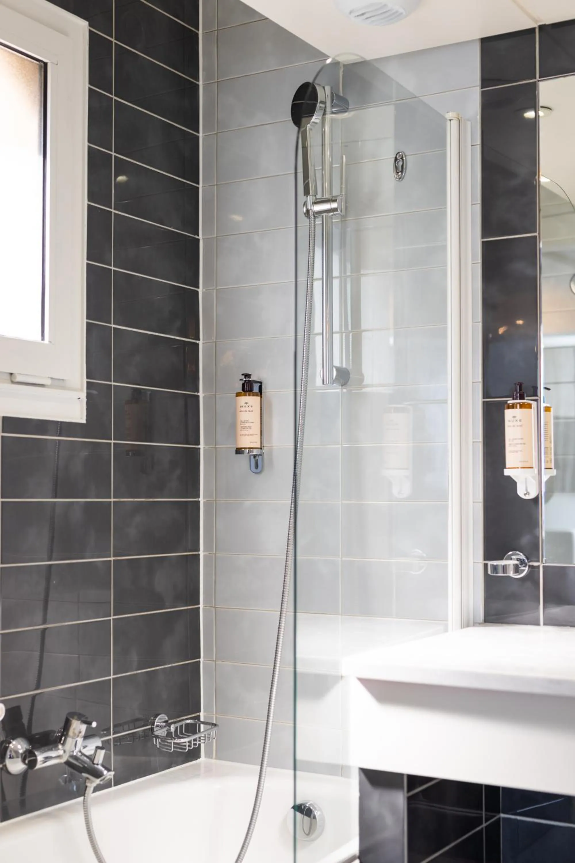 Shower in Cézanne Hôtel