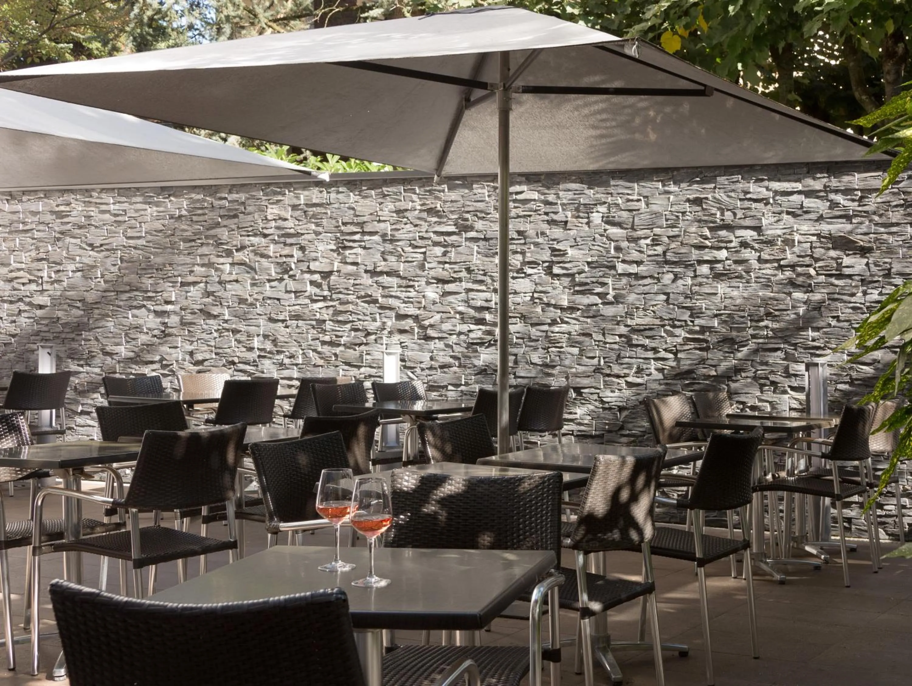 Patio in Hôtel Le Méditerranée