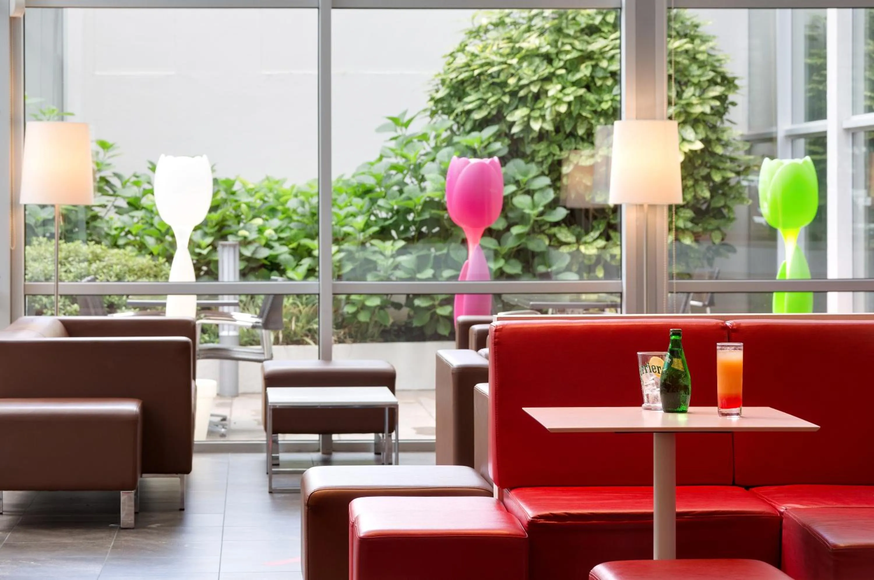 Communal lounge/ TV room in Hôtel Le Méditerranée