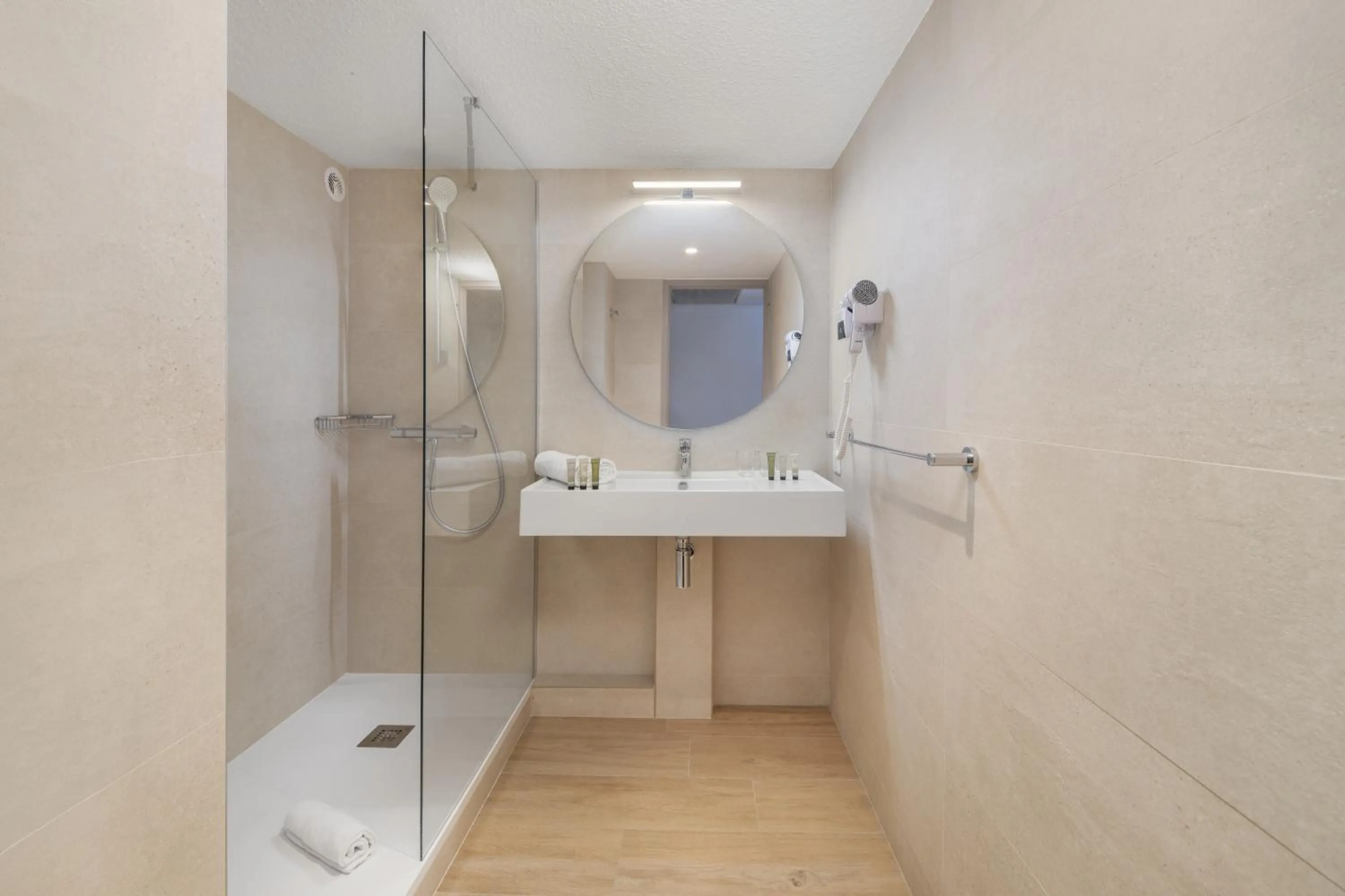 Bathroom in Hôtel Le Méditerranée