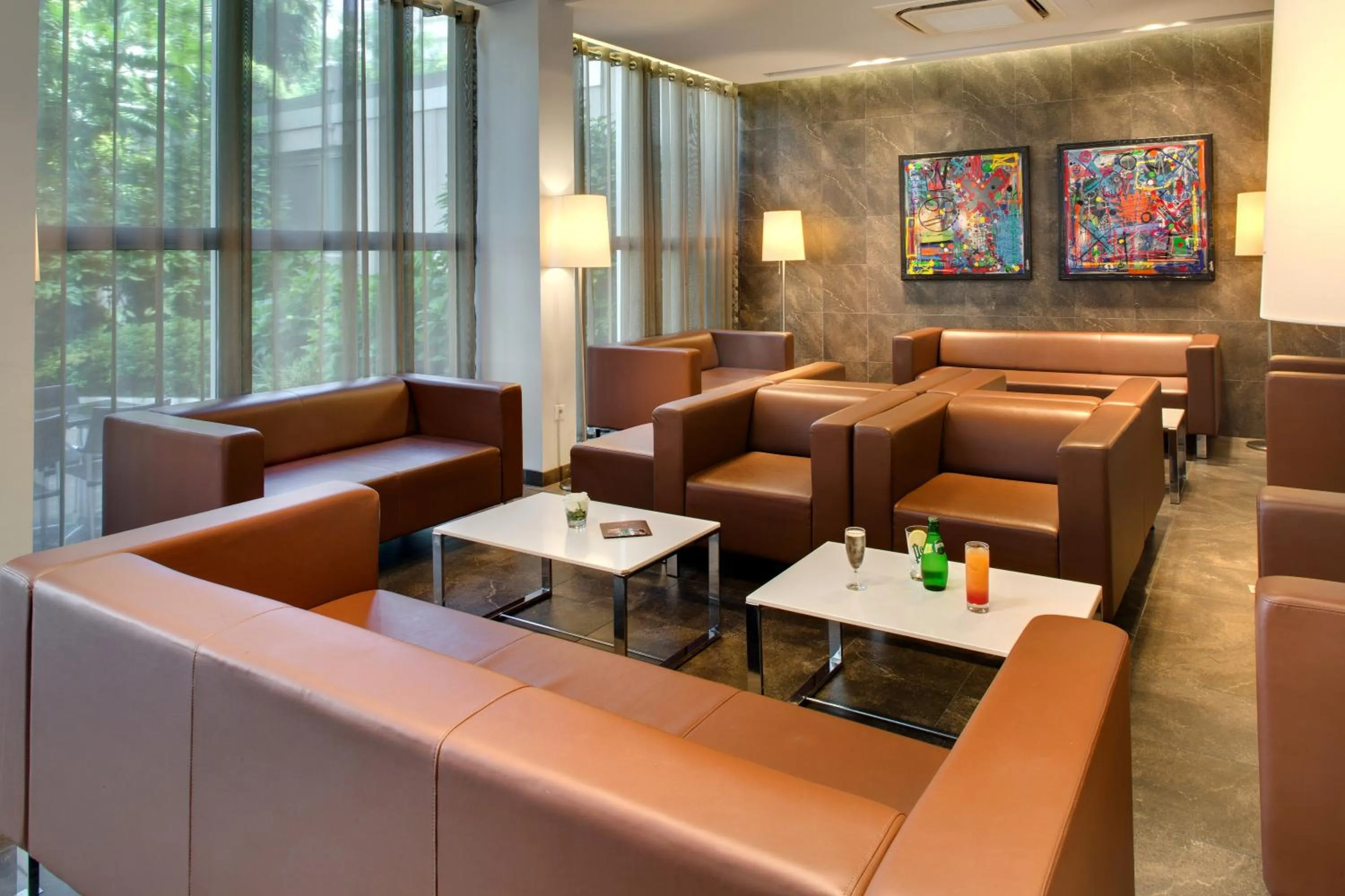 Communal lounge/ TV room in Hôtel Le Méditerranée