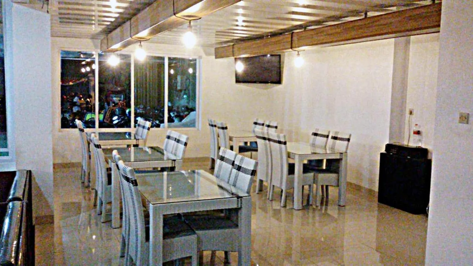 Restaurant/places to eat in Mitra Hotel