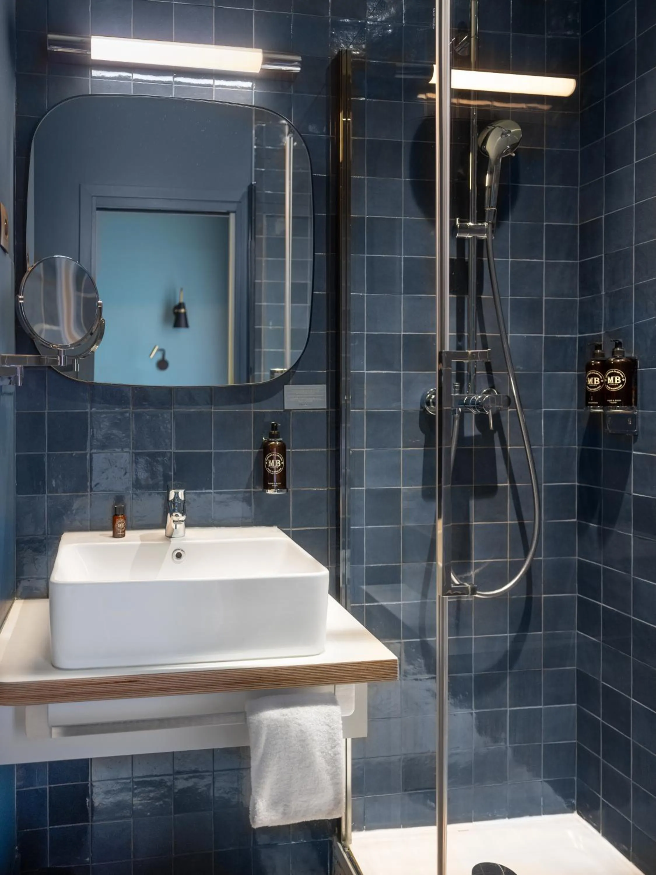 Shower in Hôtel Edgar & Achille