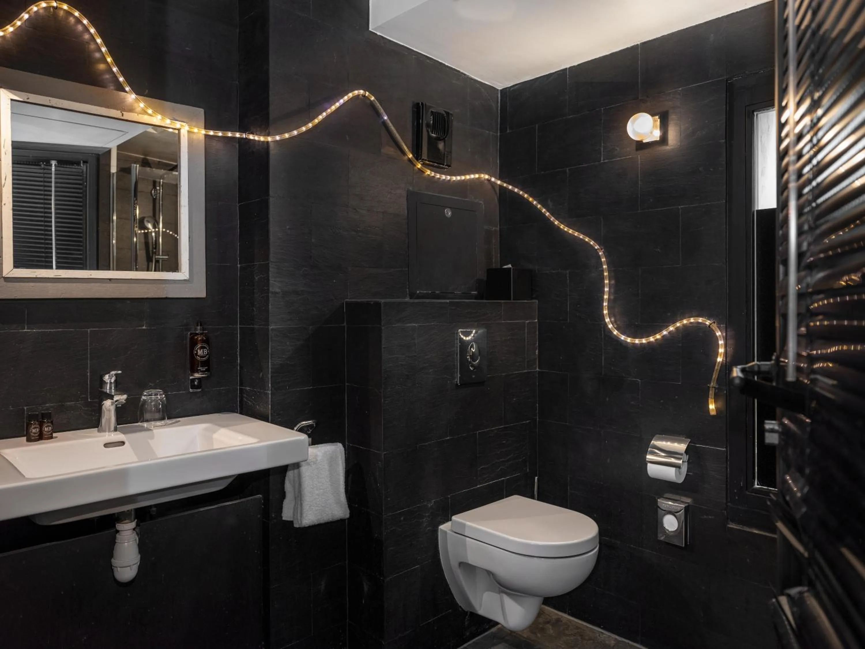 Shower in Hôtel Edgar & Achille