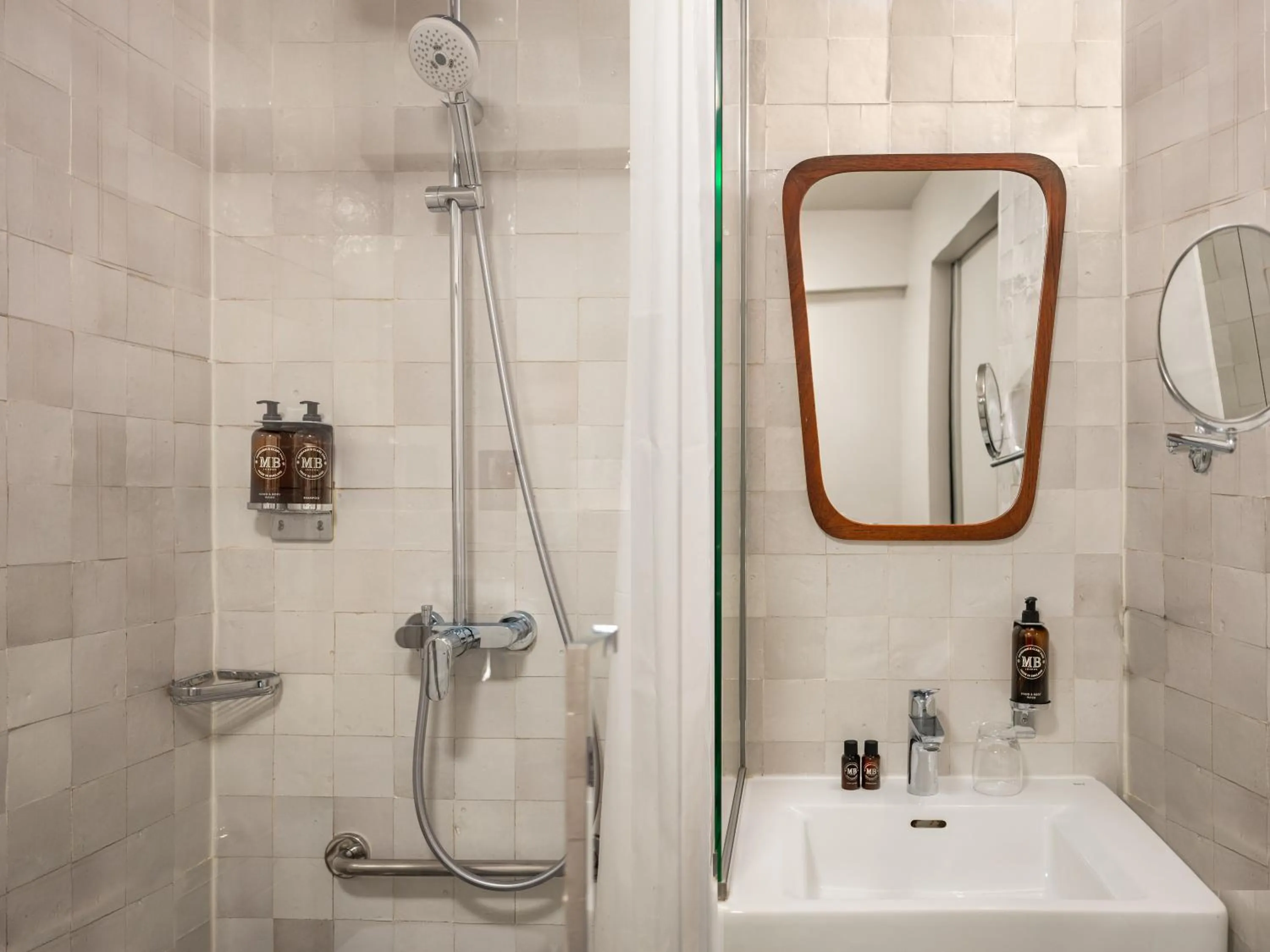 Shower in Hôtel Edgar & Achille