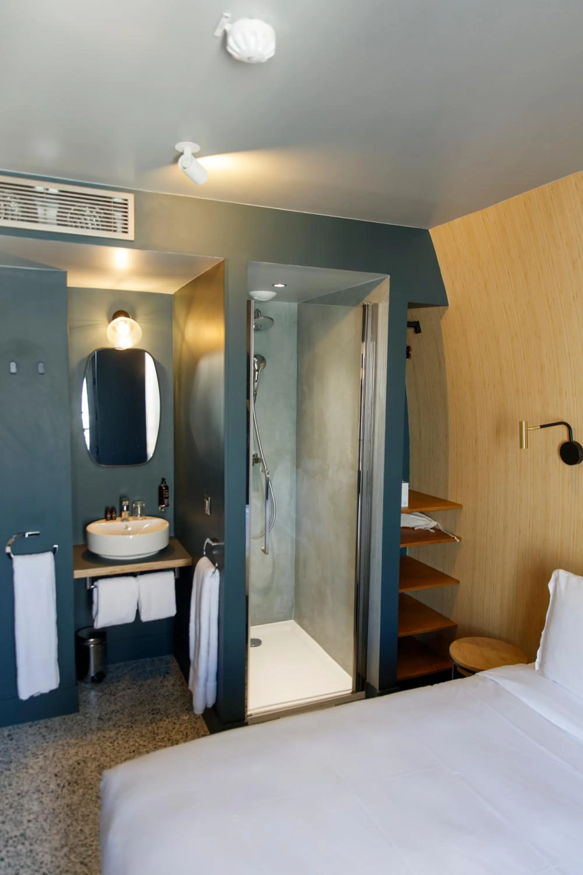 Bathroom, Bed in Hôtel Edgar & Achille