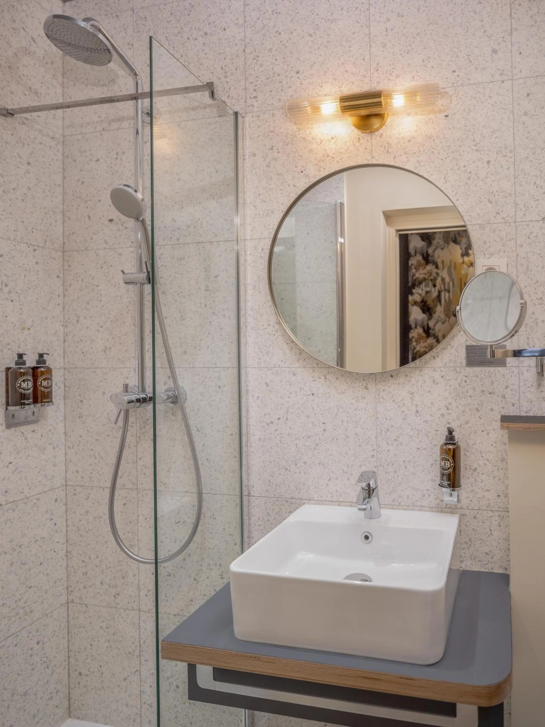 Shower in Hôtel Edgar & Achille