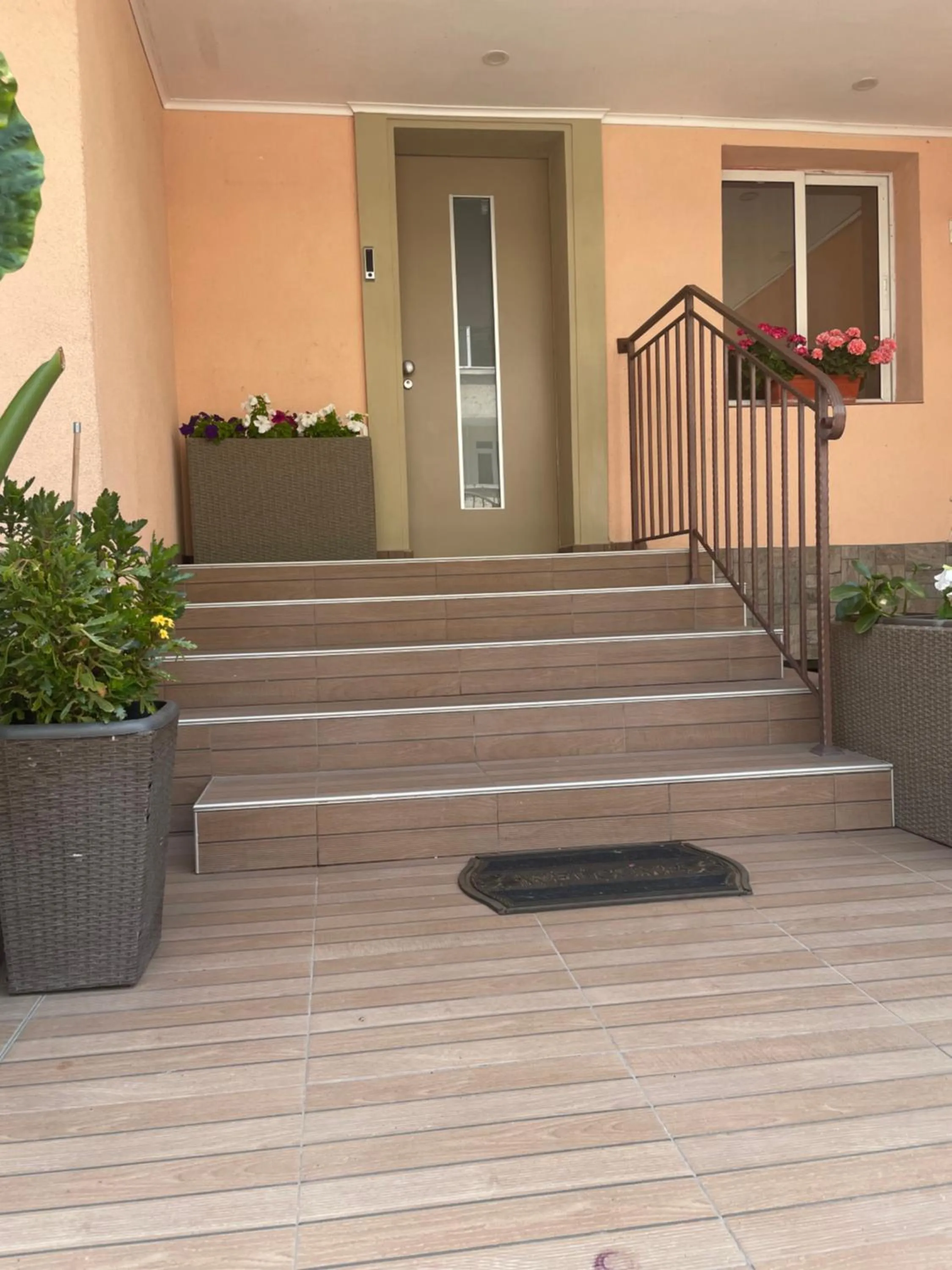 Facade/entrance in White Rose Guest Rooms