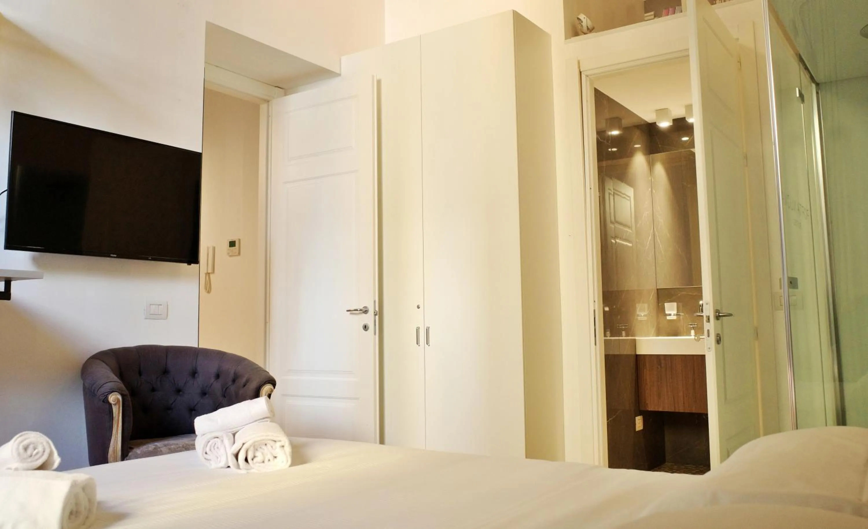 Shower, Bed in PORTA NUOVA SUITES