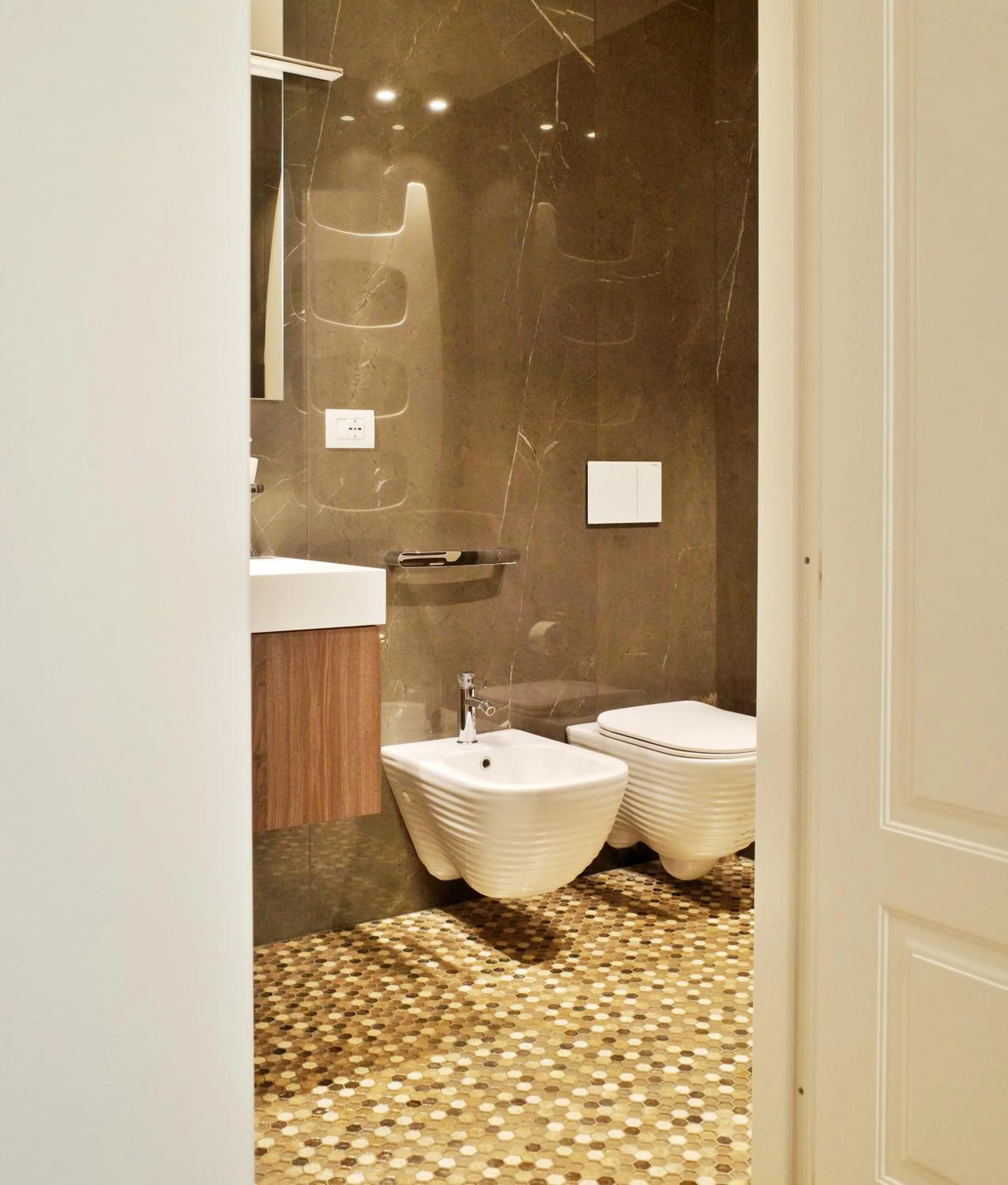 Toilet in PORTA NUOVA SUITES