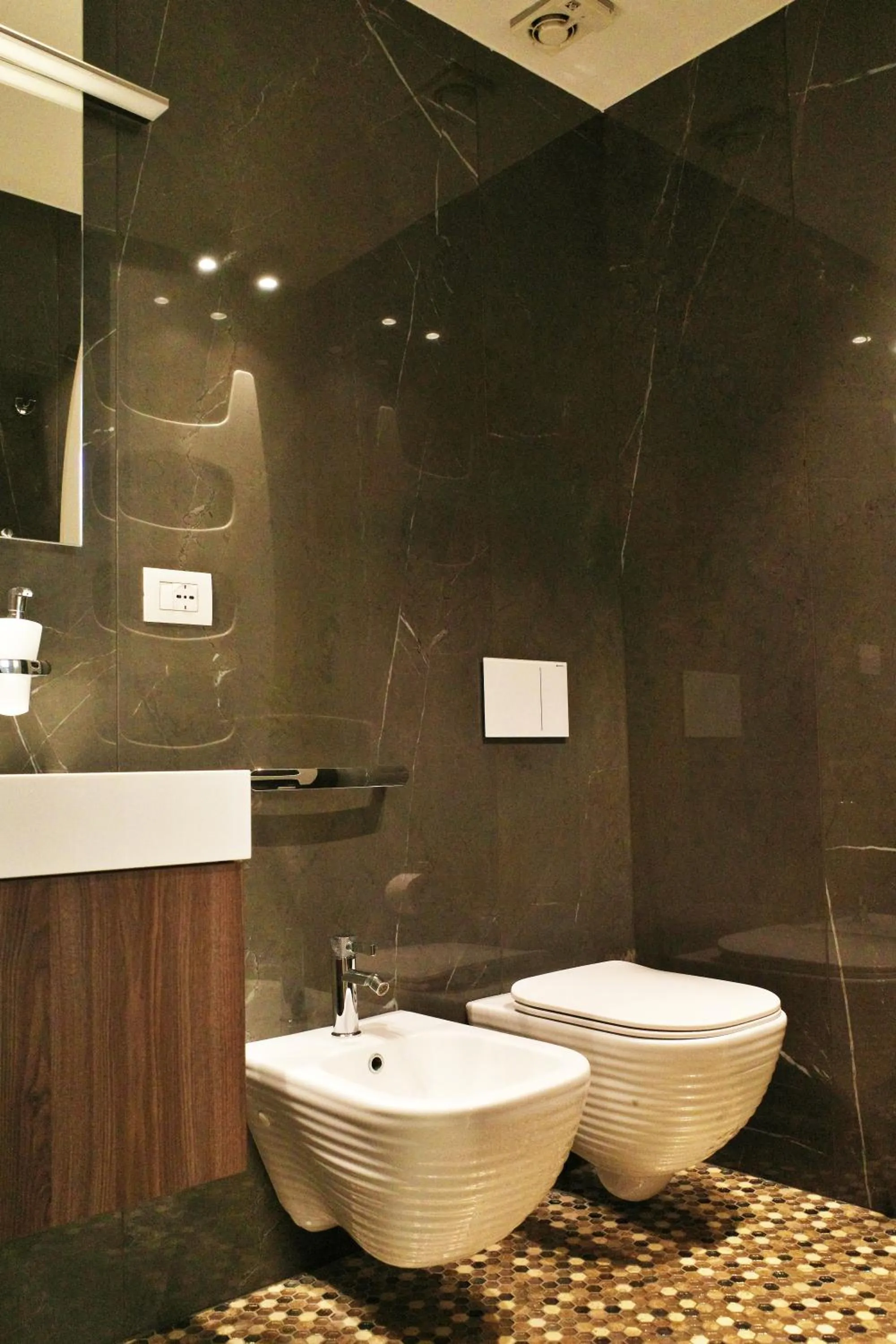 Toilet in PORTA NUOVA SUITES