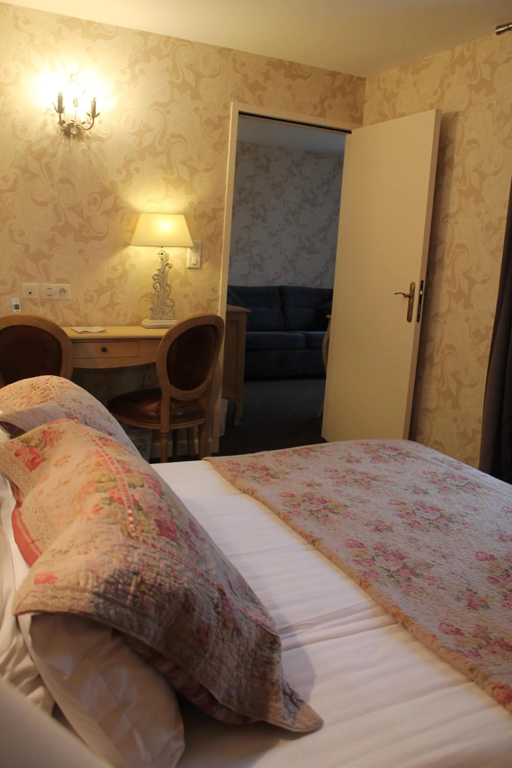 Bed in Manoir de la Roche Torin, The Originals Relais