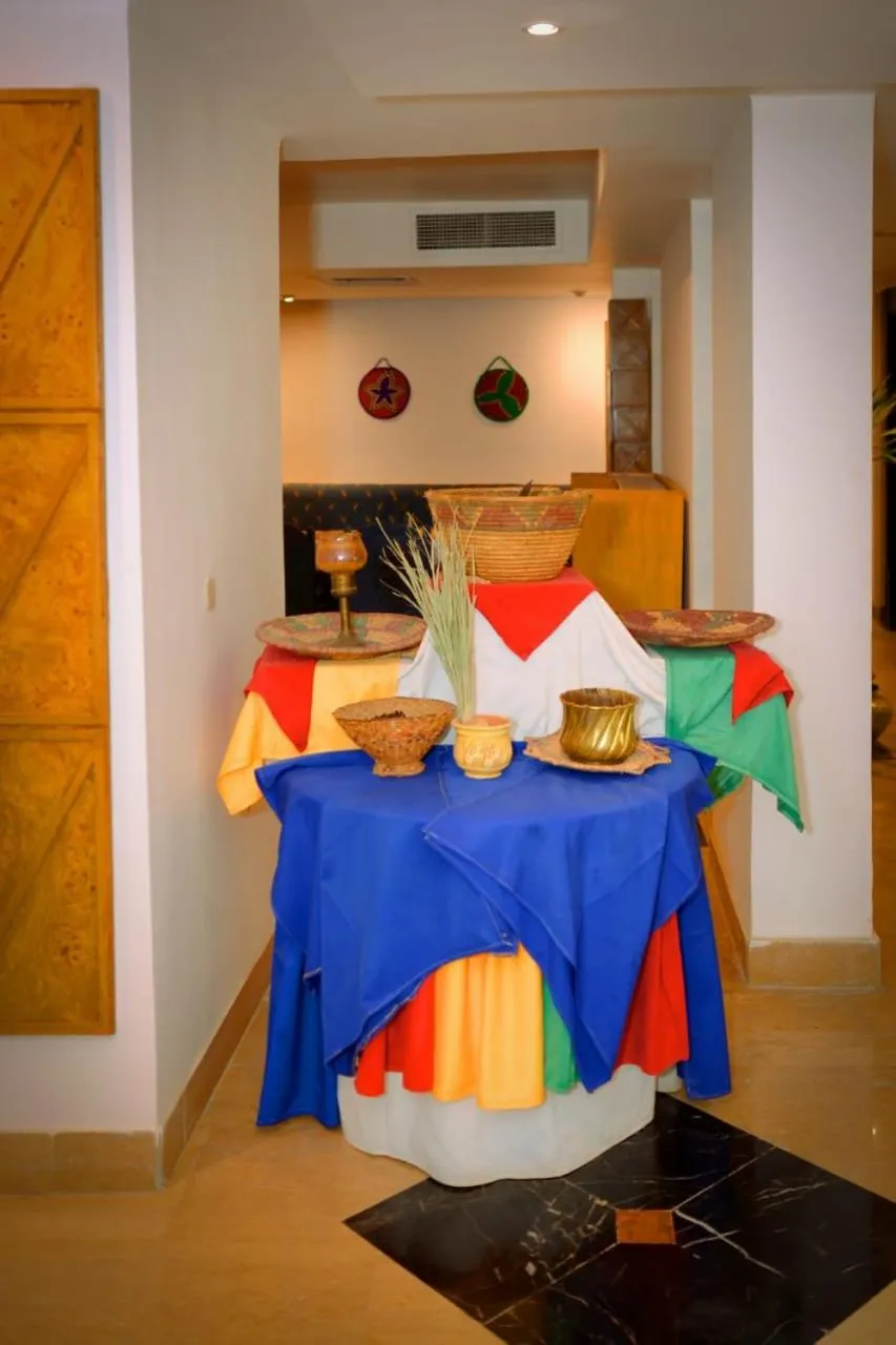 Restaurant/places to eat, Bed in Cleopatra Hotel