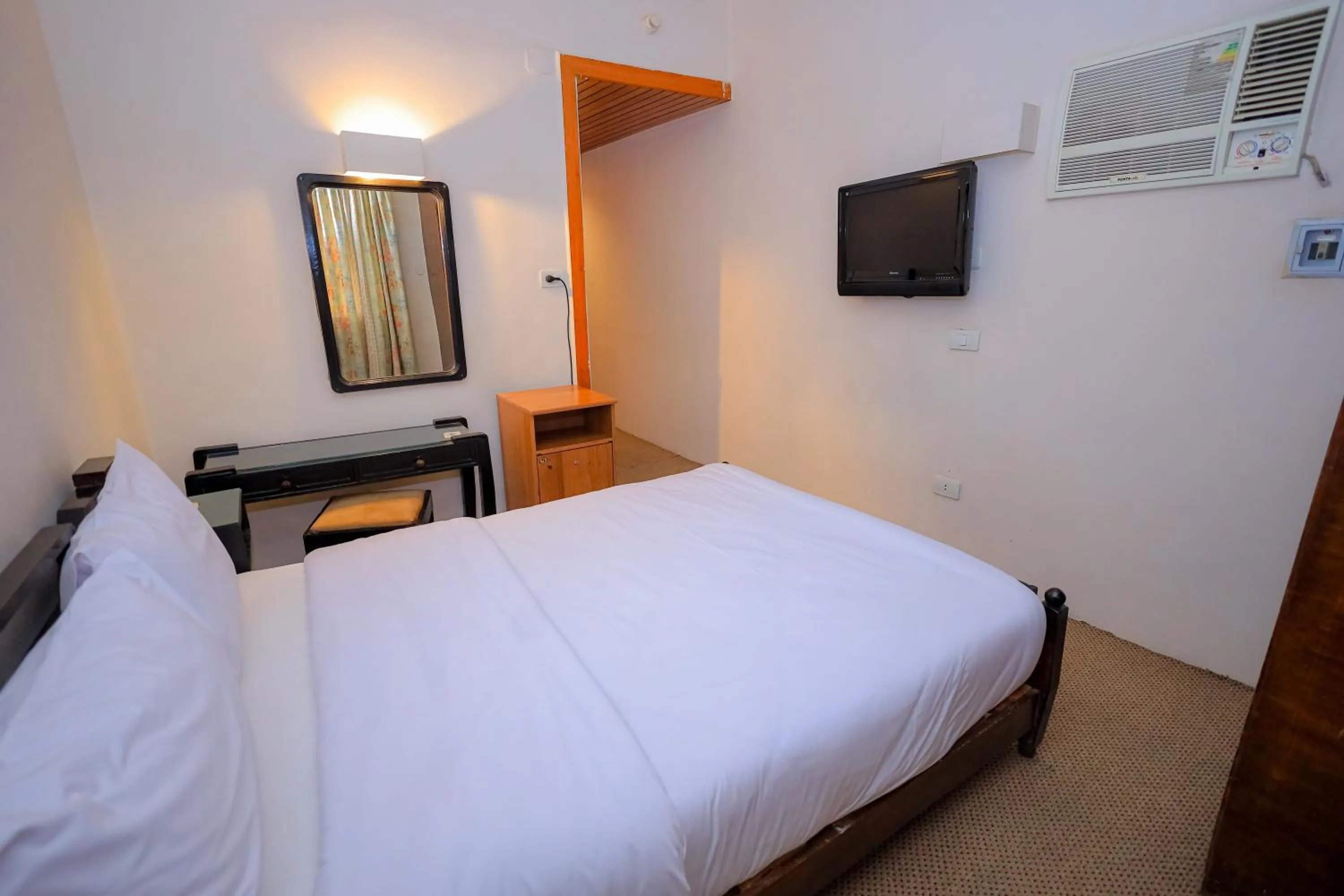 Photo of the whole room, Bed in Cleopatra Hotel