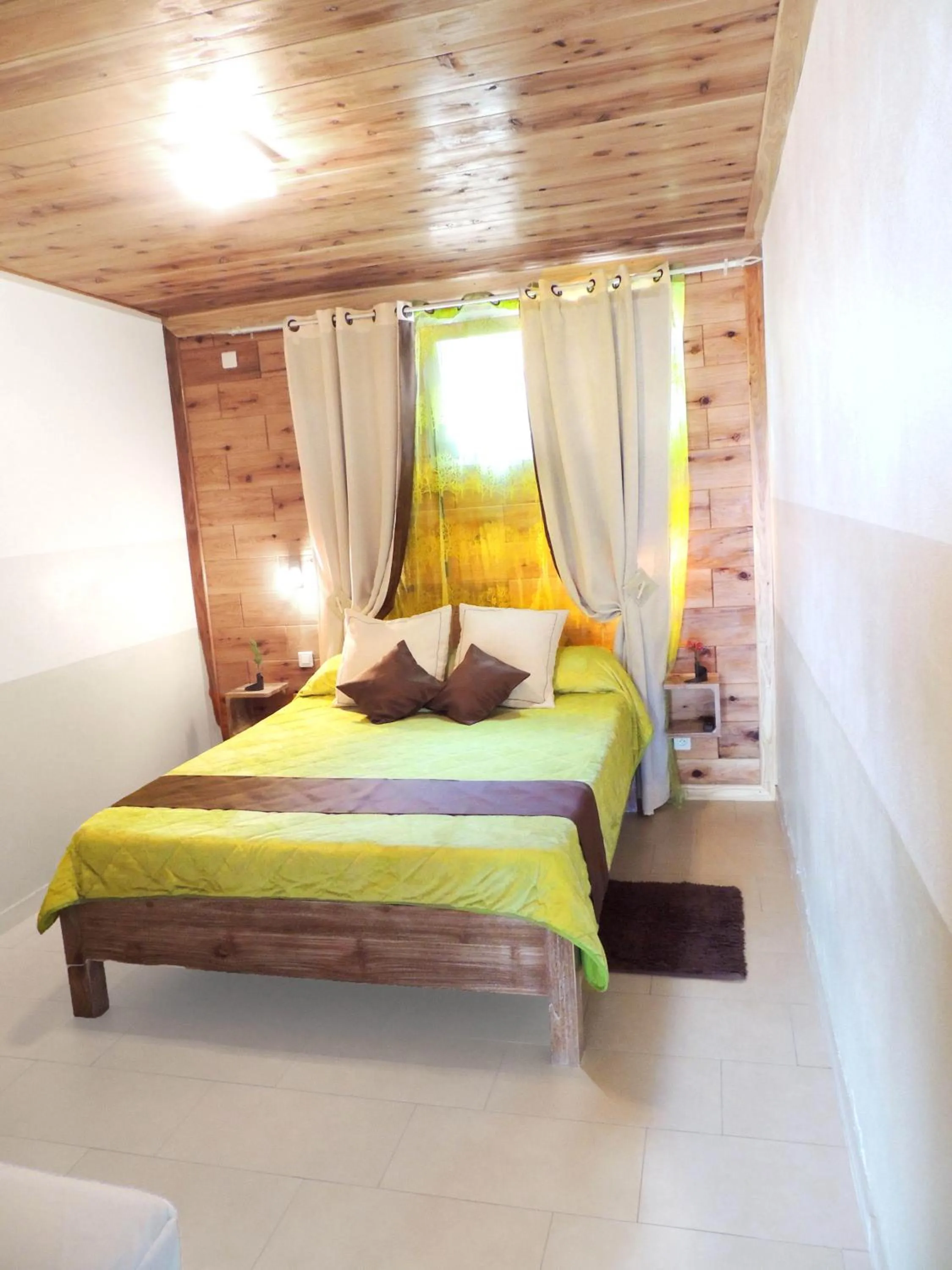 Photo of the whole room, Bed in ORKY-MEL