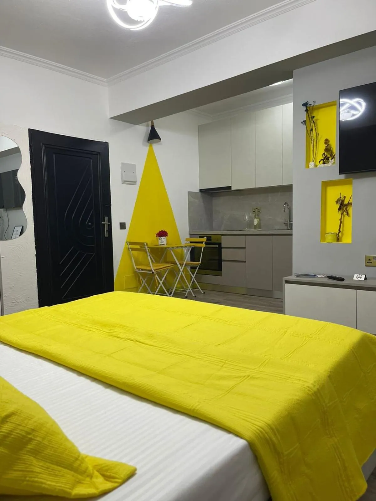 Kitchen or kitchenette, Bed in Boutique Hotel Whisky