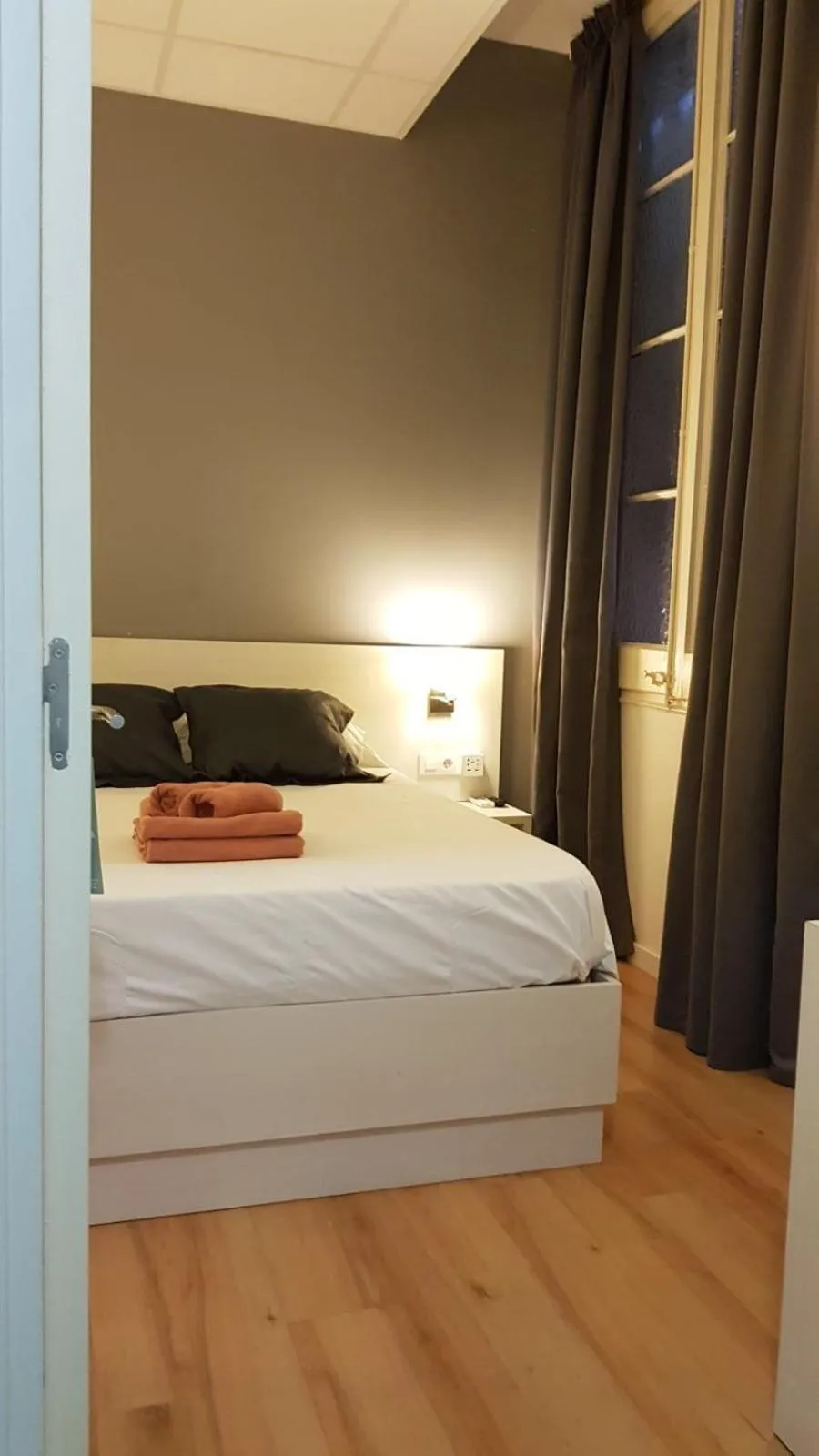 Photo of the whole room, Bed in Hostalin Barcelona Gran Via